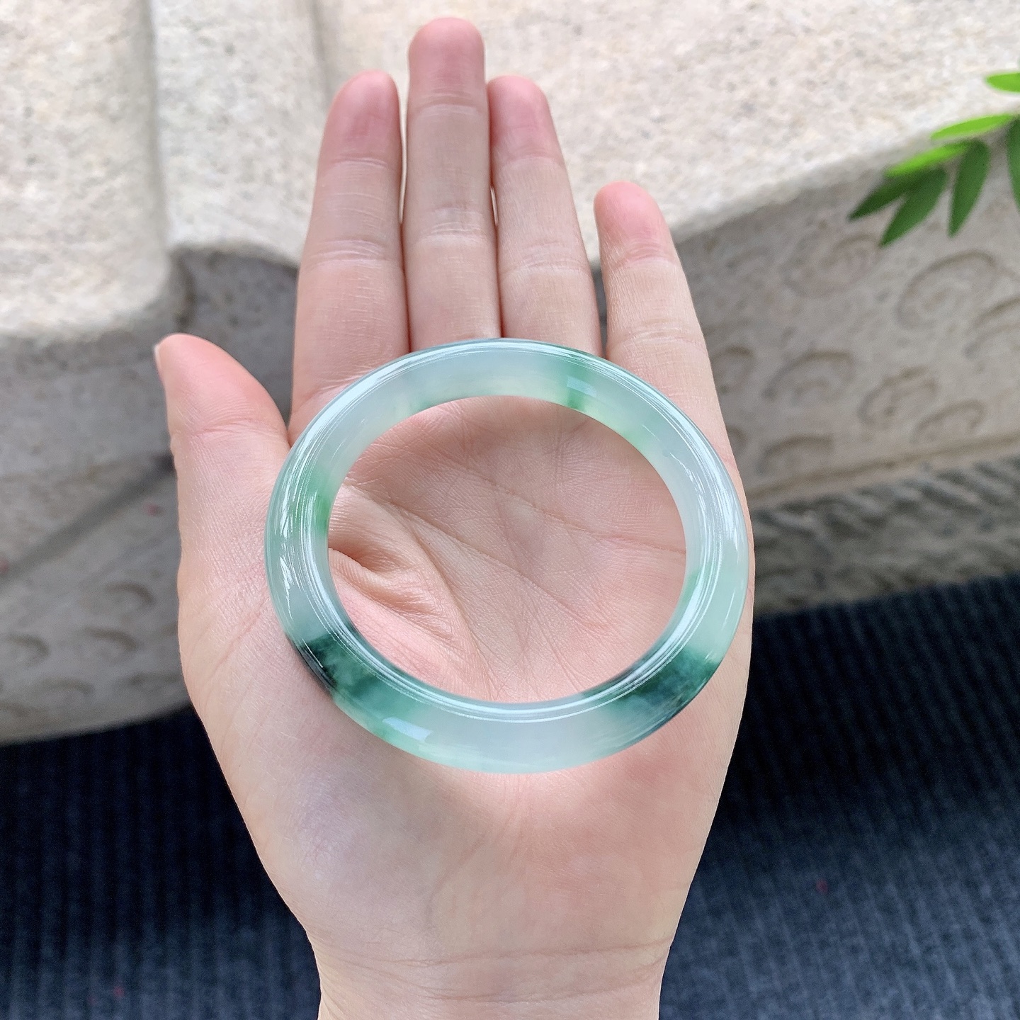 圆条49 50，圈口50.2/8.8/8.4，编码B2080287，冰种飘绿，清透，水润，种老，细腻，打灯有絮线