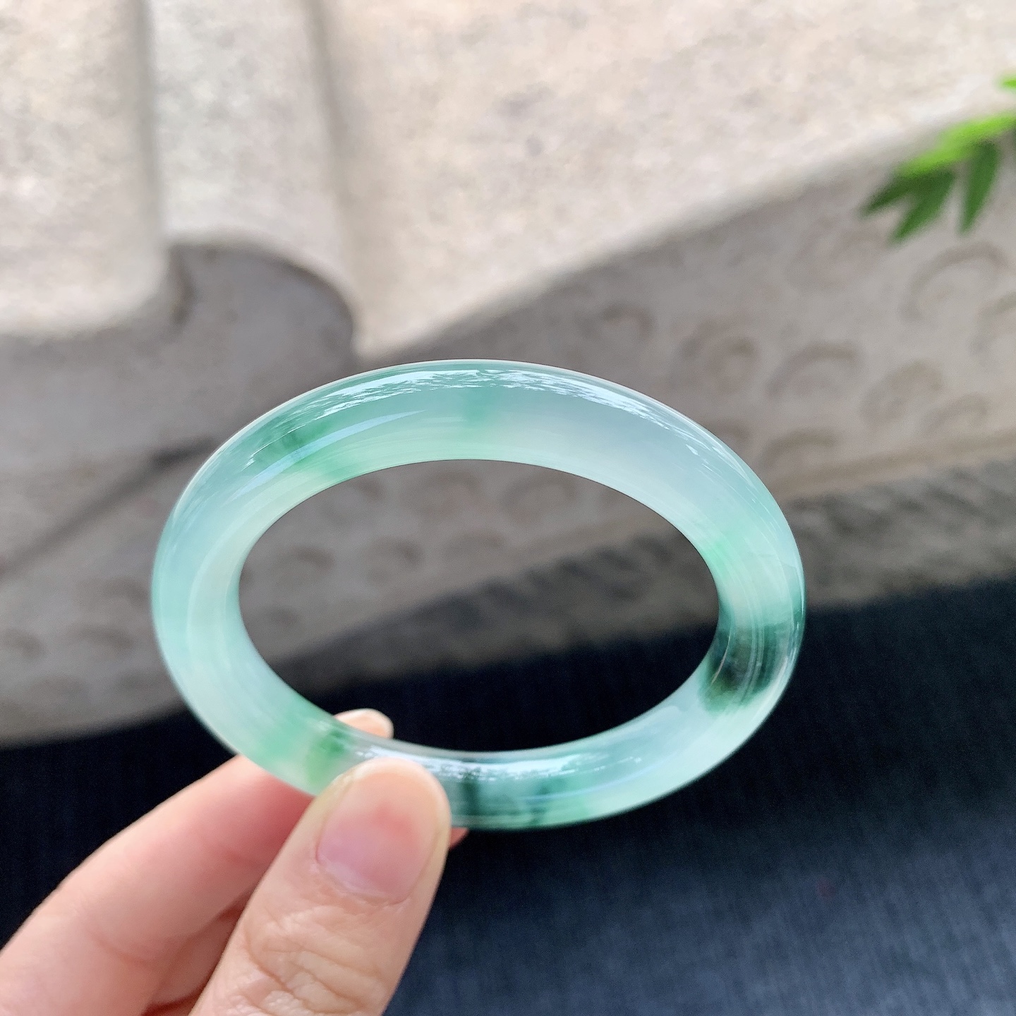 圆条49 50，圈口50.2/8.8/8.4，编码B2080287，冰种飘绿，清透，水润，种老，细腻，打灯有絮线
