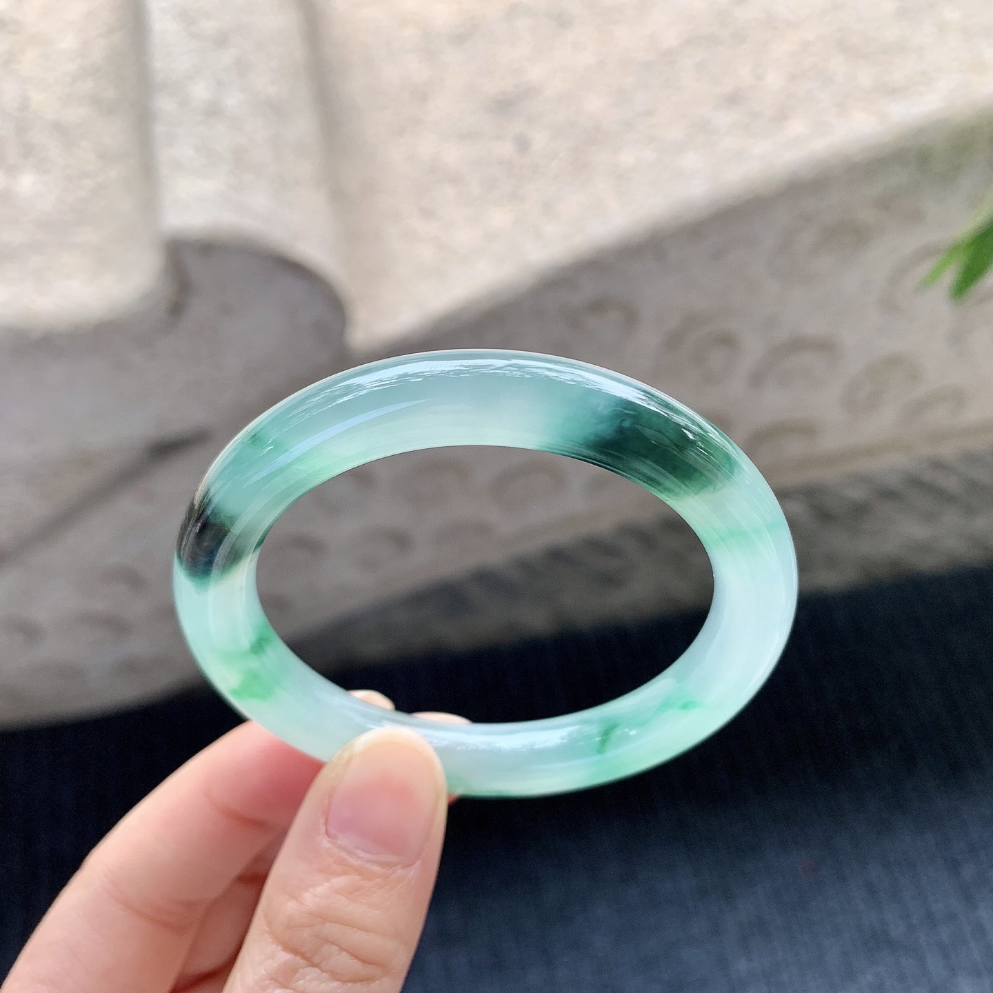 圆条49 50，圈口50.2/8.8/8.4，编码B2080287，冰种飘绿，清透，水润，种老，细腻，打灯有絮线