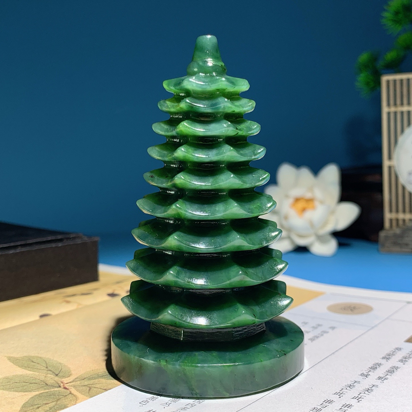 和田玉阳绿俄罗斯碧玉雷峰塔摆件！尺寸89/53重212克 玉质细腻油润 底色纯净 脂粉好，品质好。l