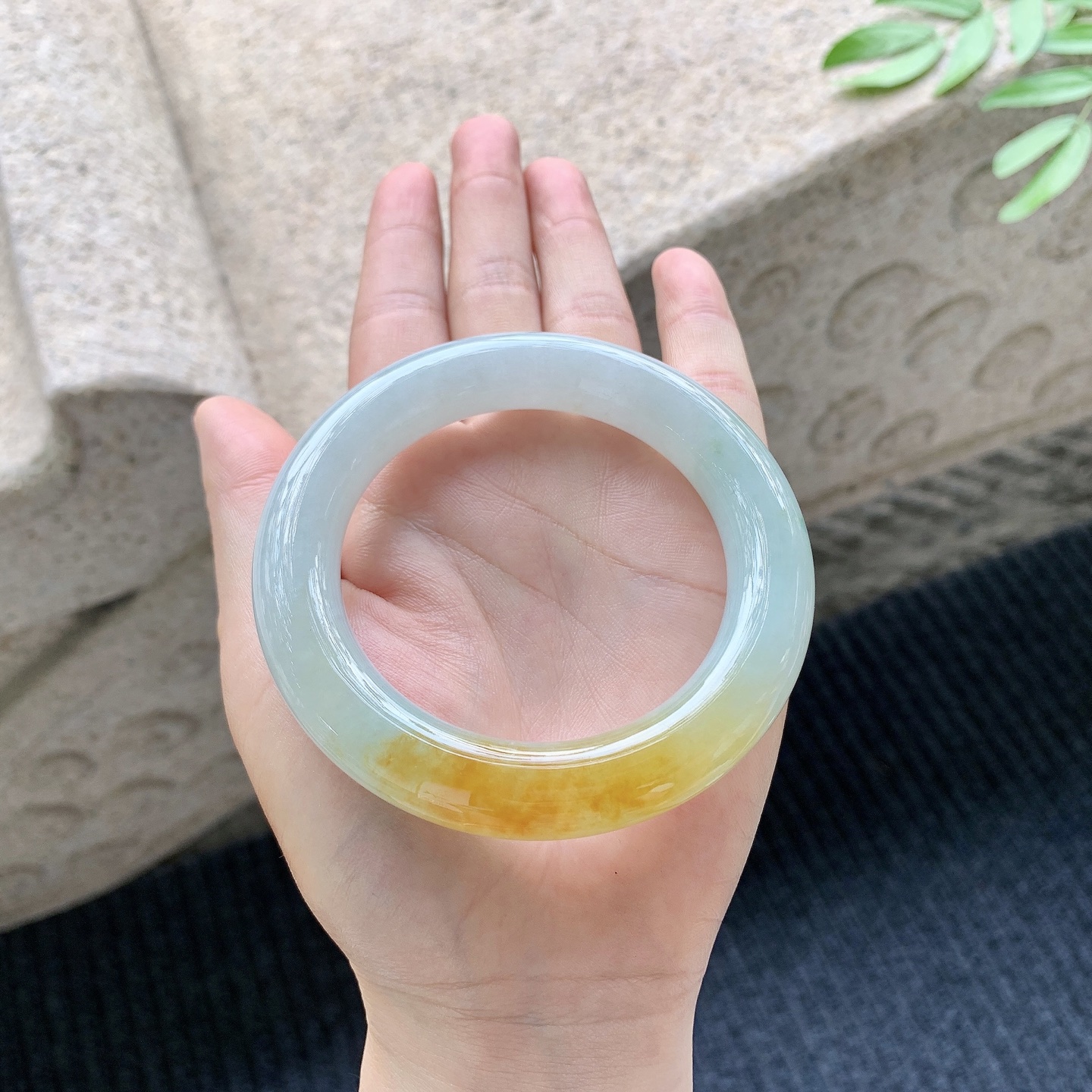 圆条55 56，圈口56.3/12/12，编码BA080279，描述细糯飘黄翡，水润，种老，细腻，无