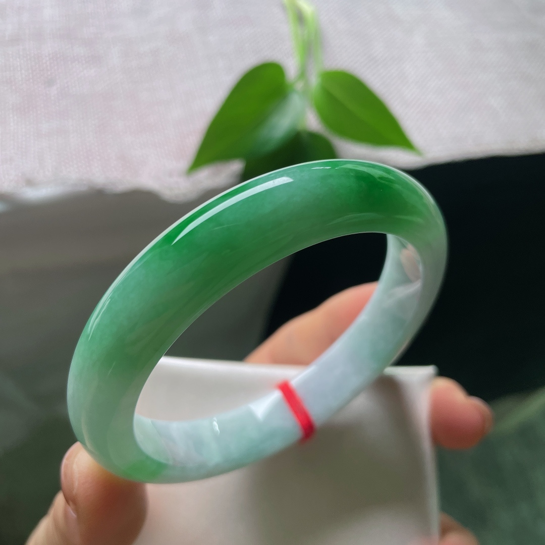59.1/12.5/8.7，绿底正圈，水润细腻，翠色传承之美，贵气，色辣，无裂，56662