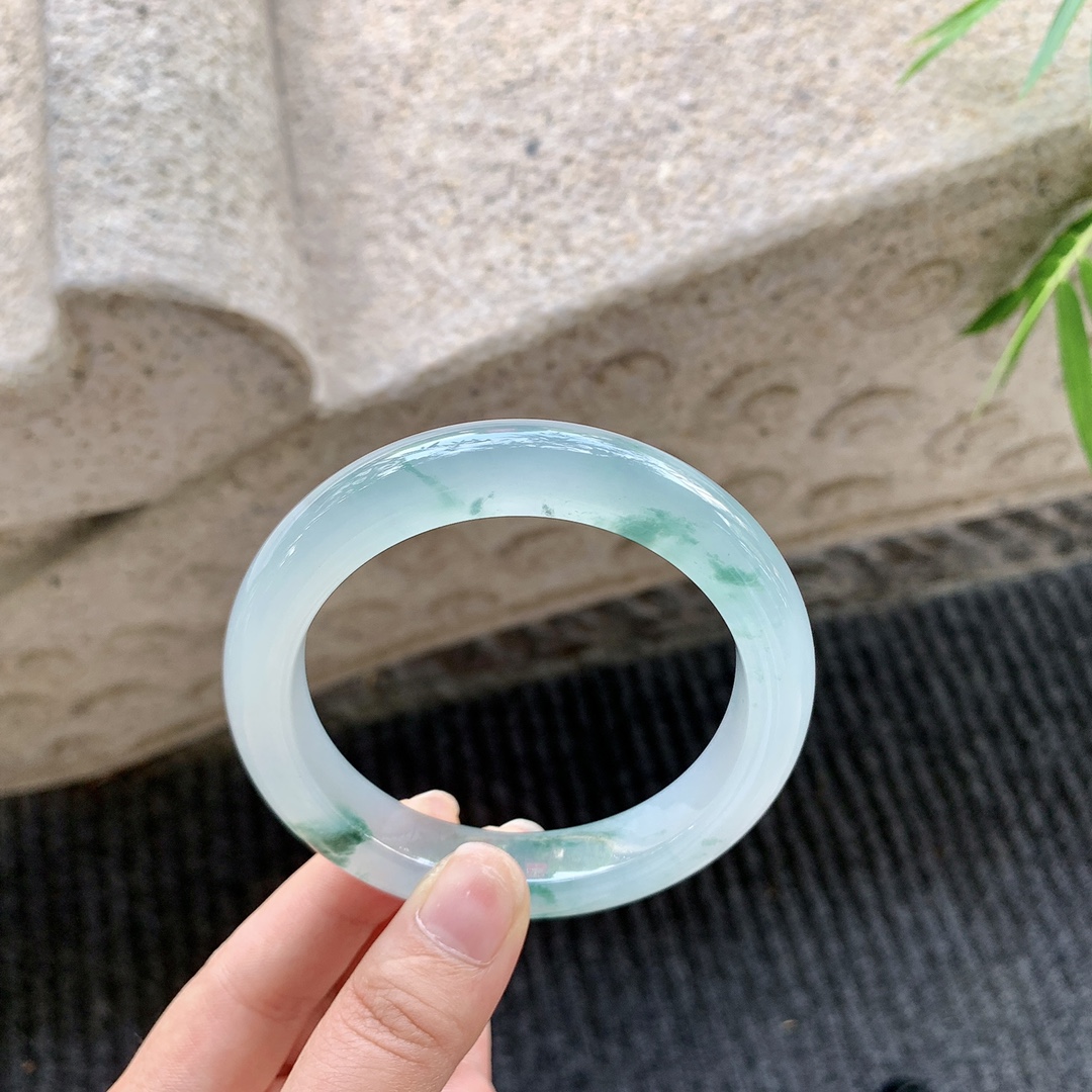 正圈58 59，圈口59.4/12.4/10.1，编码Q5080266，冰种飘花，清透，水润，种老，细腻，打灯有絮线