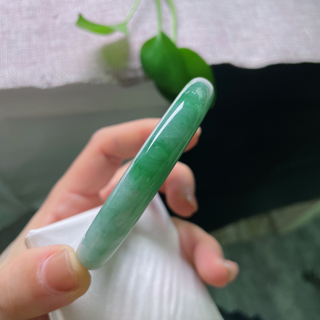 55.7/10.1，飘绿圆条，一点内纹，玉质莹润通透，色泽由浅至深缓缓晕染，自带沉静温润的氛围感，含蓄又大气。ss56925a