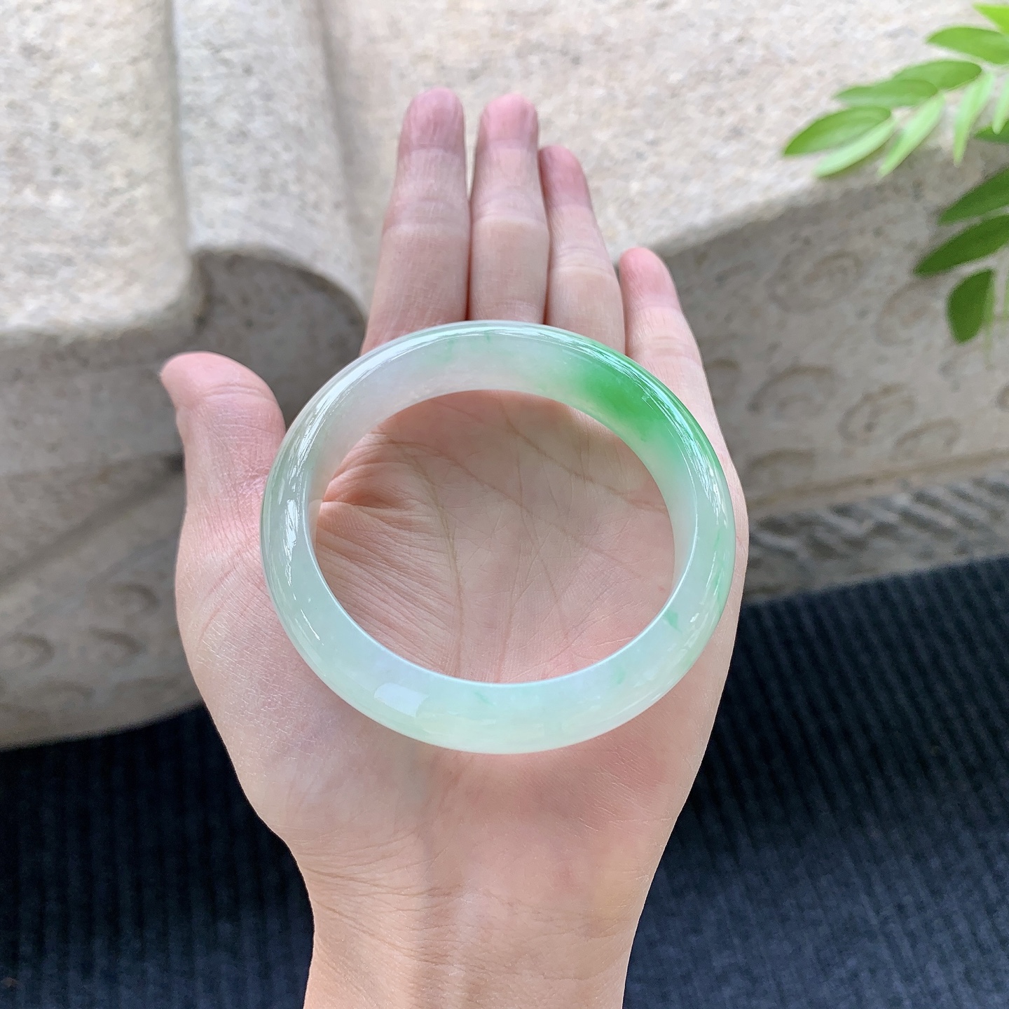 正圈53 54，圈口54.8/13.9/7.7，编码BA073163，描述冰糯飘阳绿，水润，种老，细腻，打灯有絮线