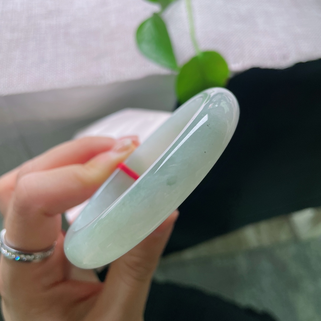 57/10.9/6.7，绿底正圈，一点晶体，浅晴底色翡翠镯，玉质细腻水润，色调温润耐看，日常通勤百搭，不挑肤色。ss56962a