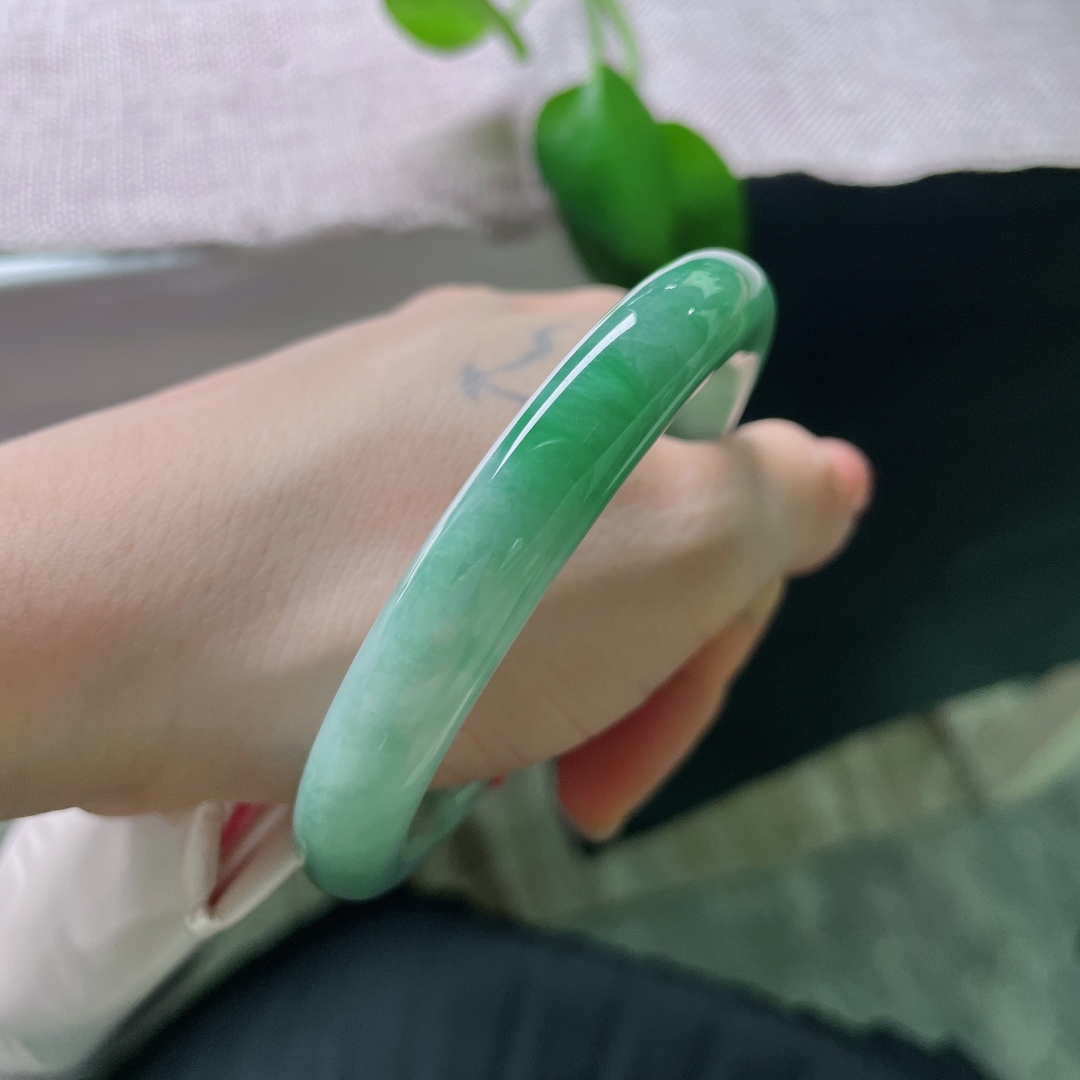 55.7/10.1，飘绿圆条，一点内纹，玉质莹润通透，色泽由浅至深缓缓晕染，自带沉静温润的氛围感，含蓄又大气。ss56925a