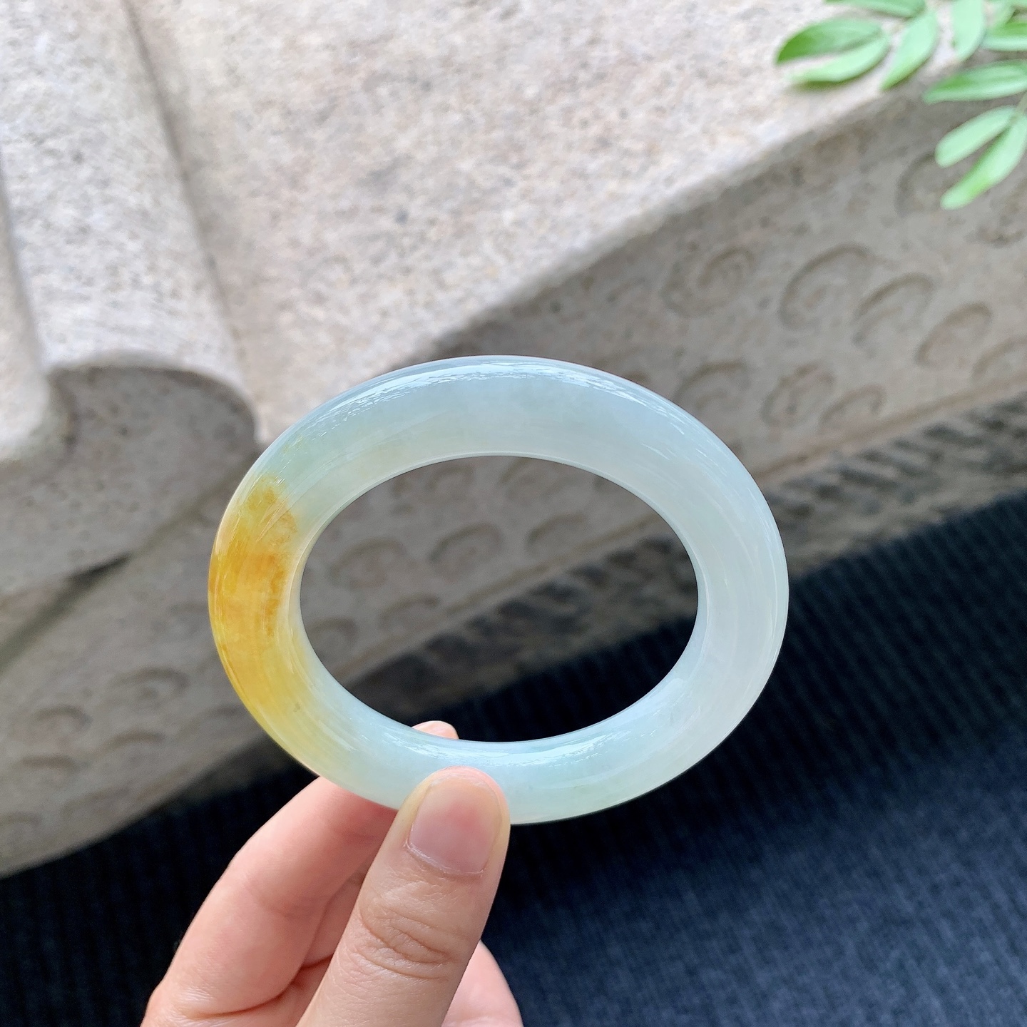 圆条55 56，圈口56.3/12/12，编码BA080279，描述细糯飘黄翡，水润，种老，细腻，无裂。