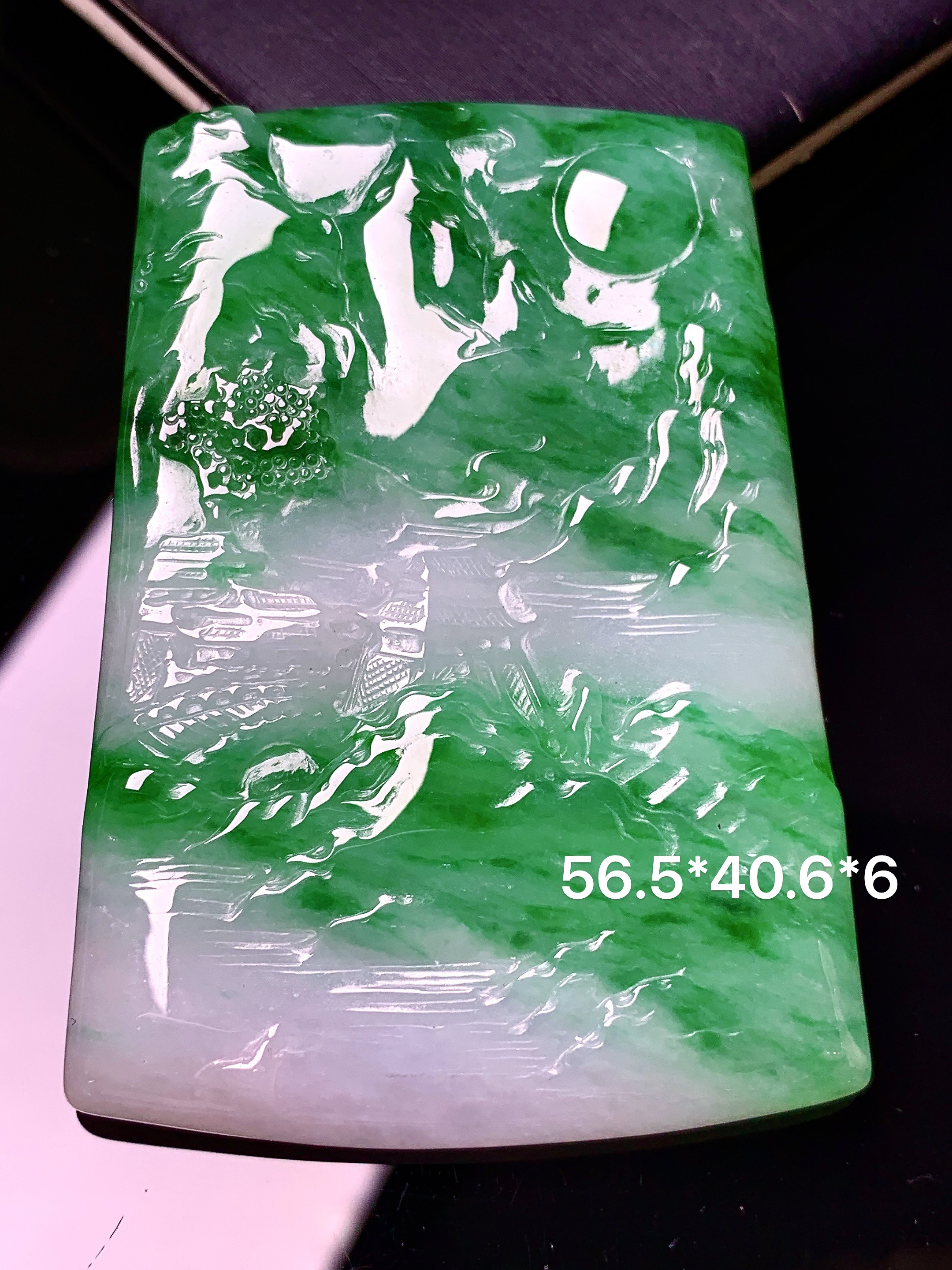 飘阳绿山水牌子吊坠 玉质细腻 色泽艳丽清新 水润亮眼 整体尺寸56.5*40.6*6 h3