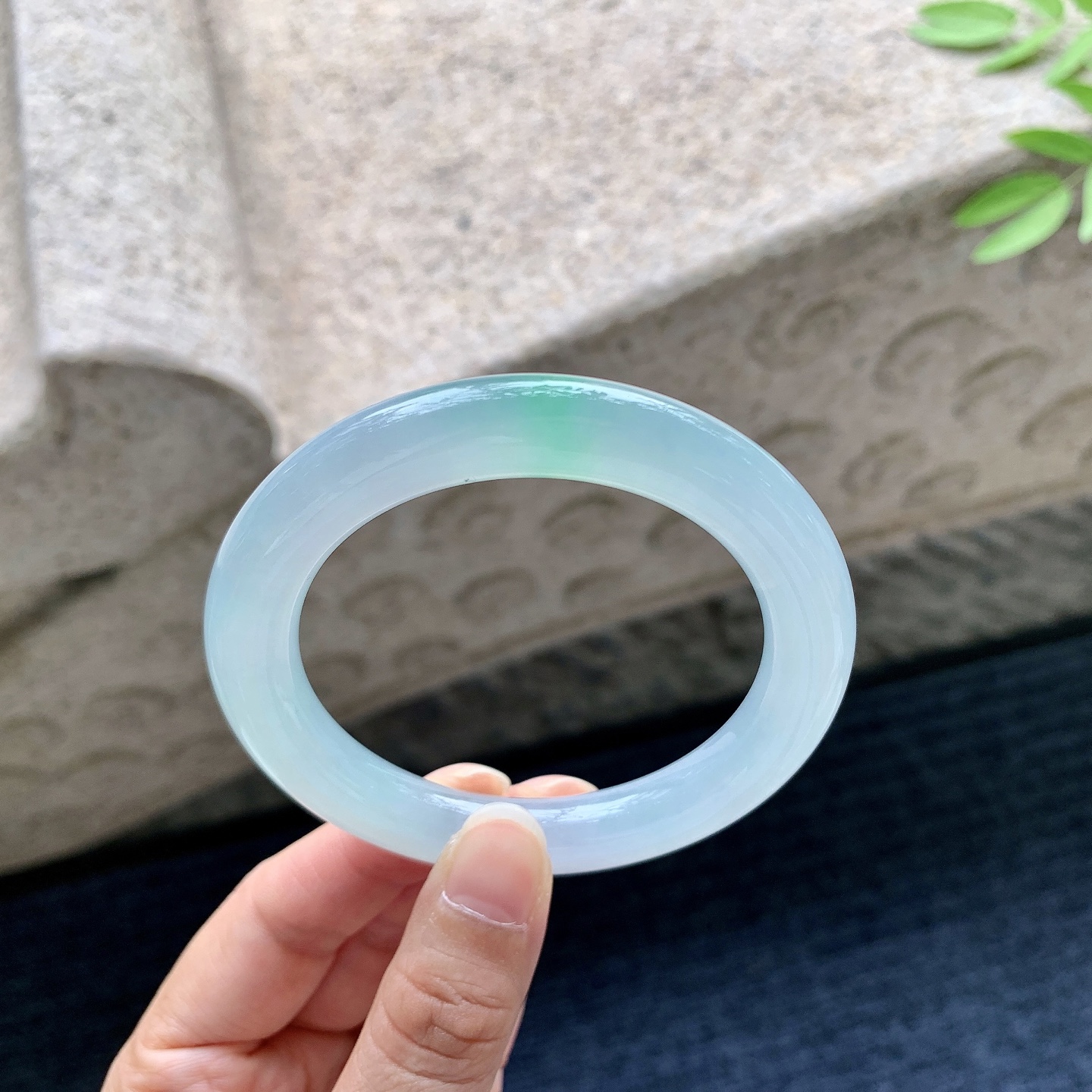 圆条53 54，圈口54.6/10/10.3，编码B2080653，冰糯飘绿，清透，水润，种老，细腻，内侧有絮线