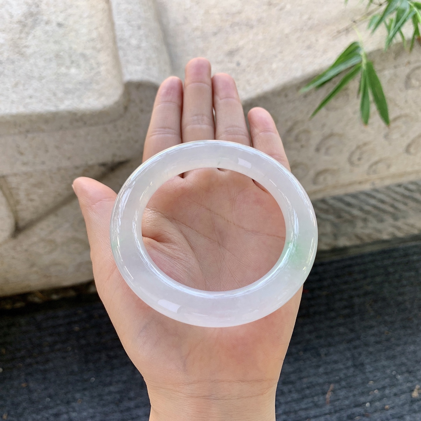 圆条56 57，圈口56.8/11.3/11.9，编码Q7061961，冰飘绿，水润，种老，细腻，打灯有棉线