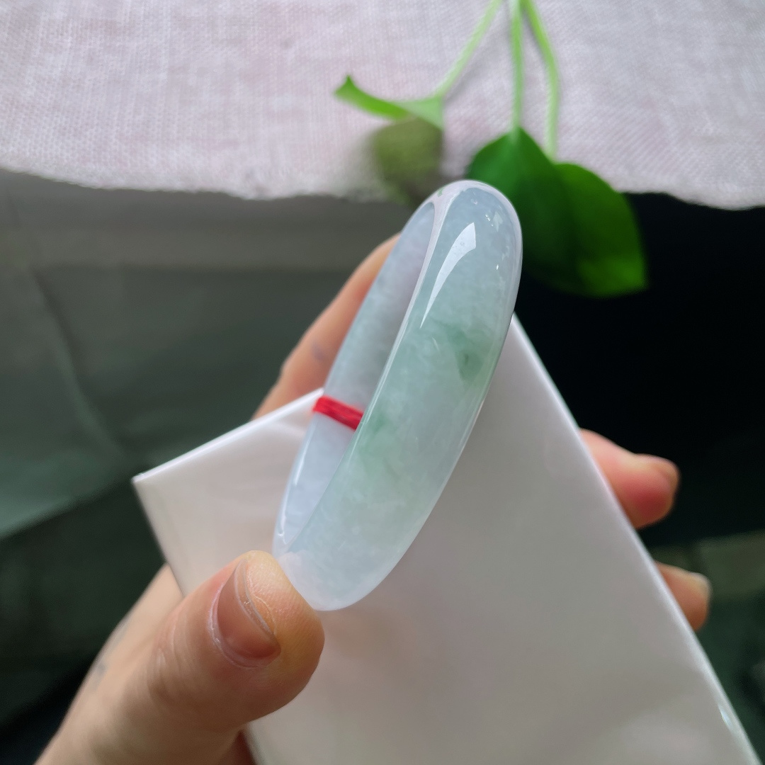 52.5（45.6）12.4/6.8，飘花贵妃，一点晶体，几缕飘绿悠然漫于镯身，如云影渡碧水，清简空灵，自带清冷温柔气韵。ss56743a