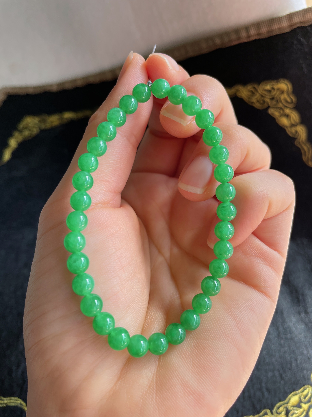 ️，缅甸天然翡翠A货，冰满绿辣绿手串，尺寸：5.5mm。【编3664】