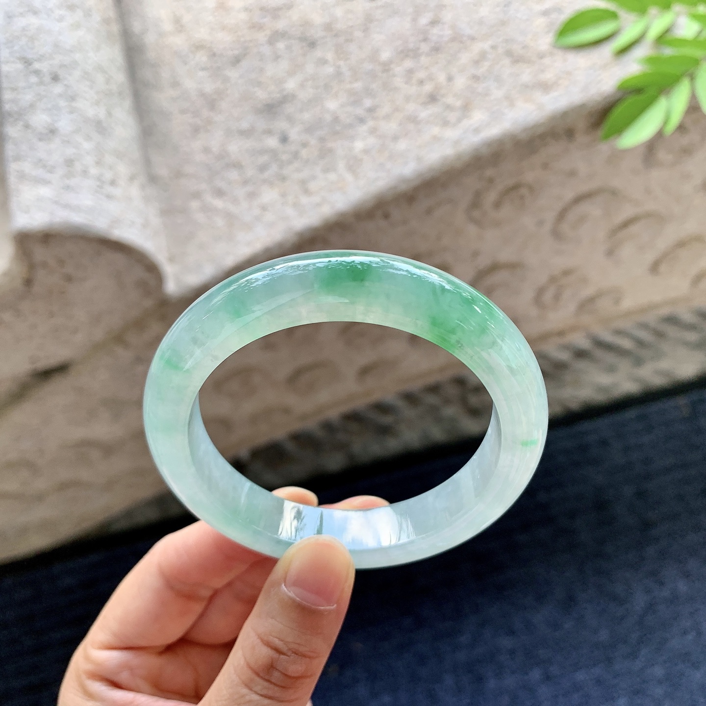 正圈53 54，圈口54.6/11.8/8.8，编码A1080130，描述冰糯飘绿，水润，种老，细腻，打灯有棉线
