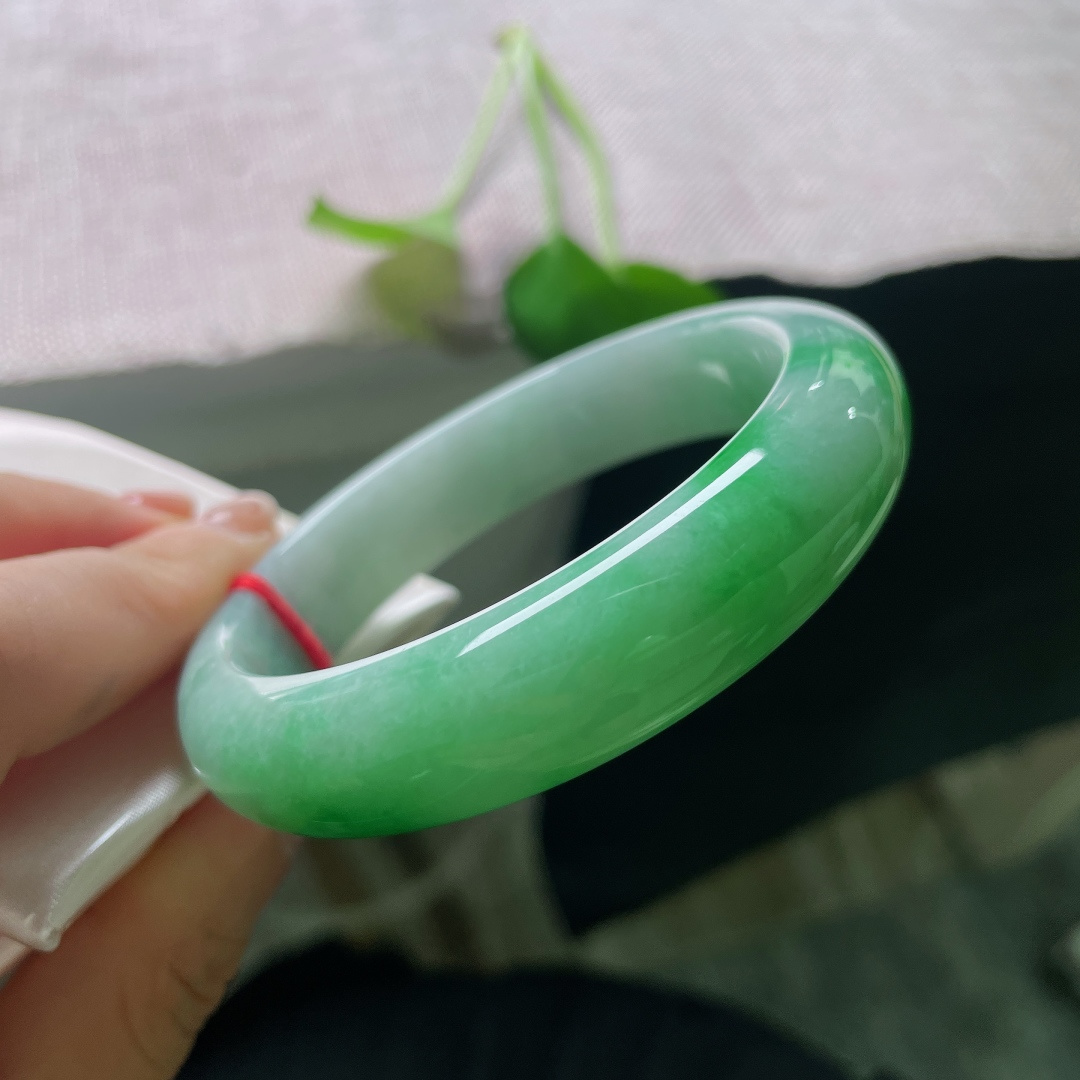 58.7/14.2/8.8，飘绿正圈，无裂，正阳翠色落于镯身，绿艳鲜活，由浓翠缓缓晕向浅青，恰似两岸春山染碧，满目盎然春意。ss56663a