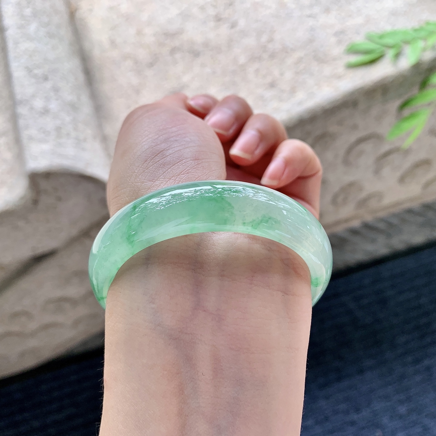 正圈51 52，圈口52.8/13.9/7，编码HT073021，描述冰糯飘绿，水润，种老，细腻，打灯有絮线
