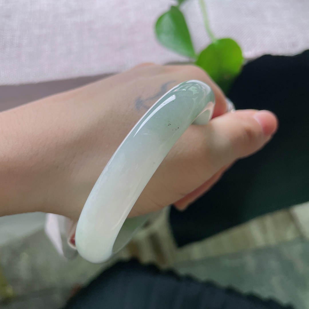57/10.9/6.7，绿底正圈，一点晶体，浅晴底色翡翠镯，玉质细腻水润，色调温润耐看，日常通勤百搭，不挑肤色。ss56962a