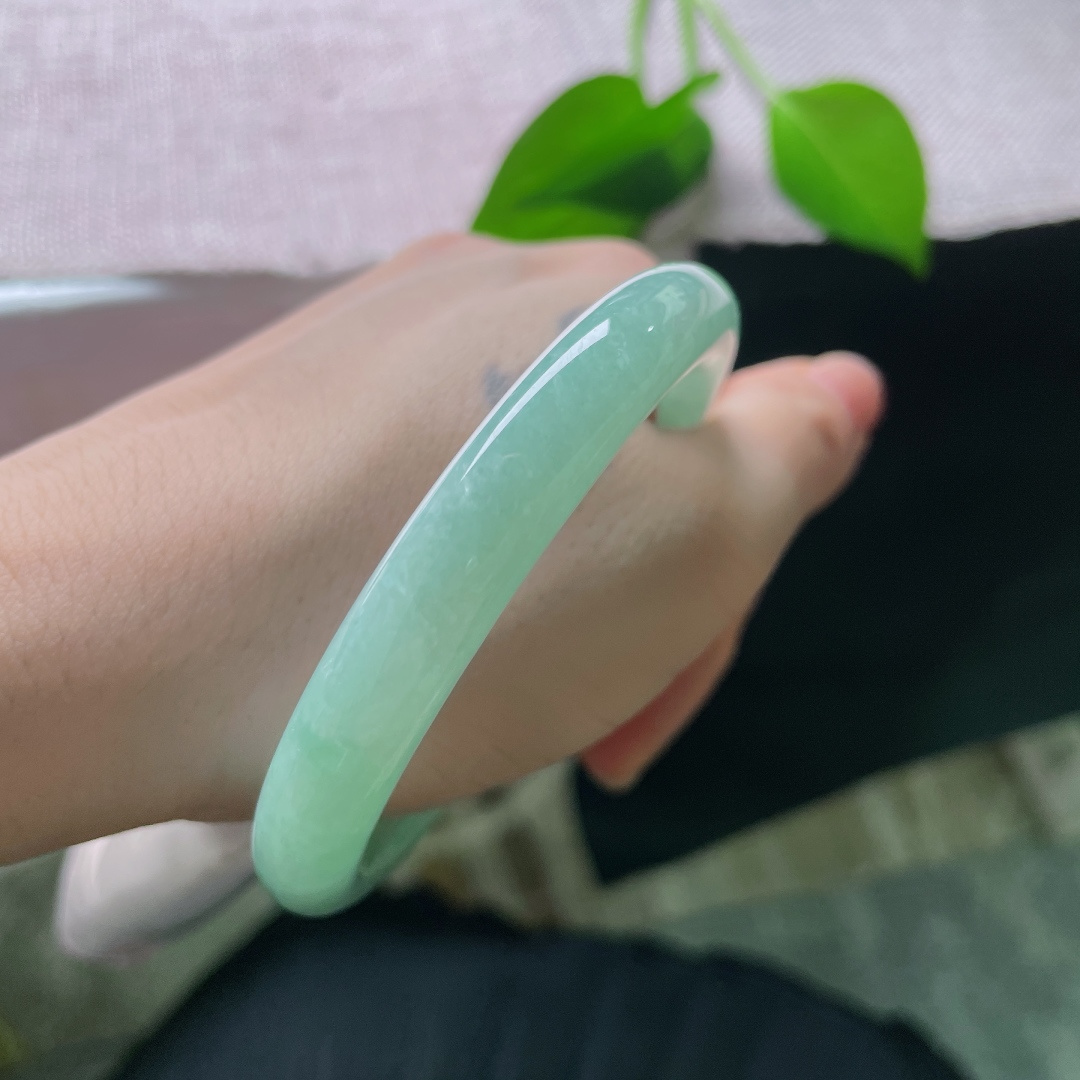 绿底圆条，无裂，浅绿匀染玉环，像一汪静谧温润的春水藏尽山间，自带清冷舒缓的气质，ss55987a