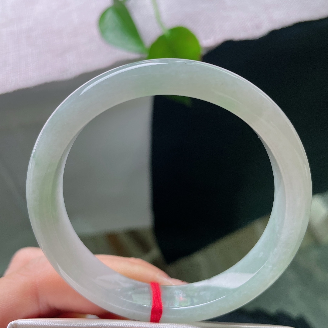 57/10.9/6.7，绿底正圈，一点晶体，浅晴底色翡翠镯，玉质细腻水润，色调温润耐看，日常通勤百搭，不挑肤色。ss56962a