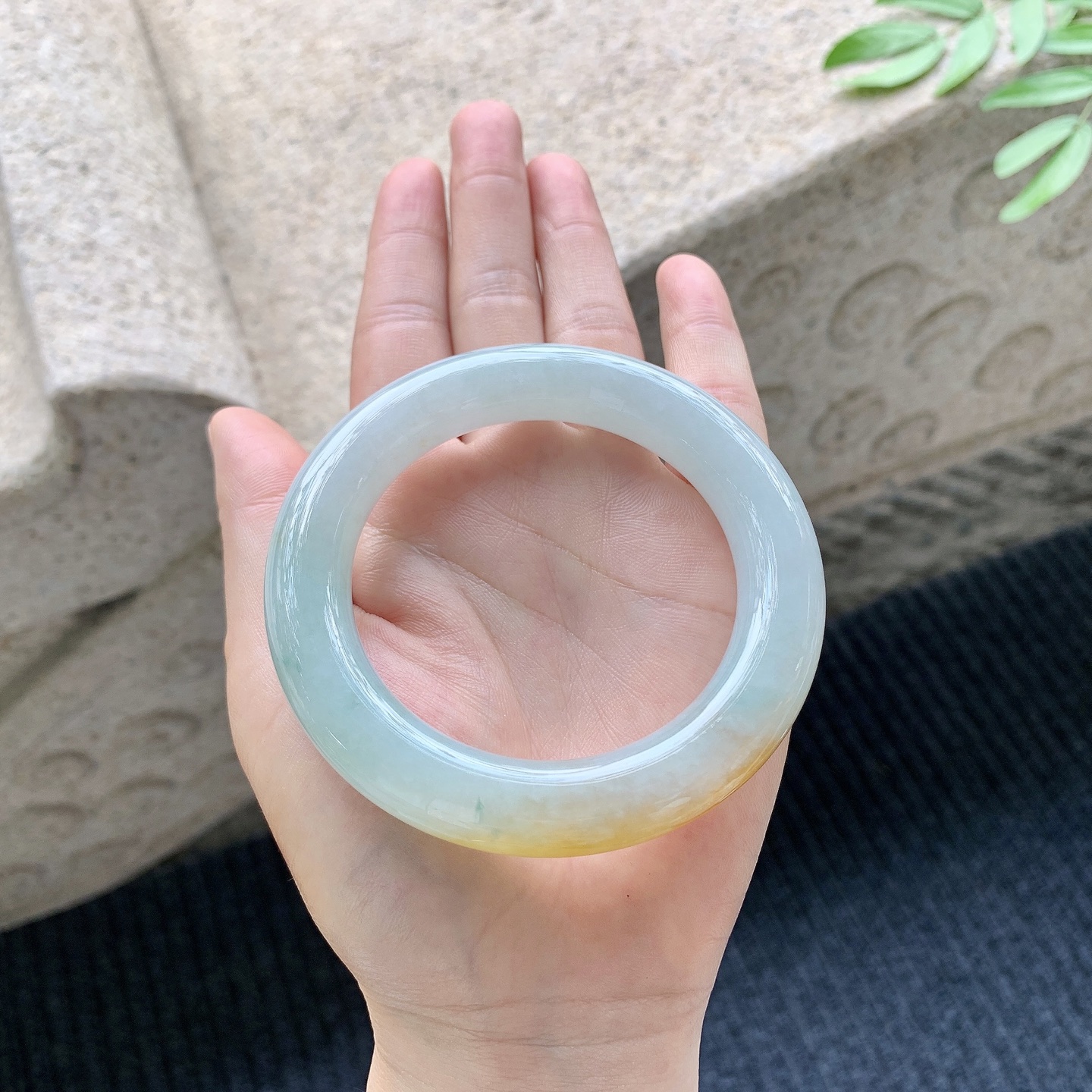 圆条55 56，圈口56.3/12/12，编码BA080279，描述细糯飘黄翡，水润，种老，细腻，无裂。