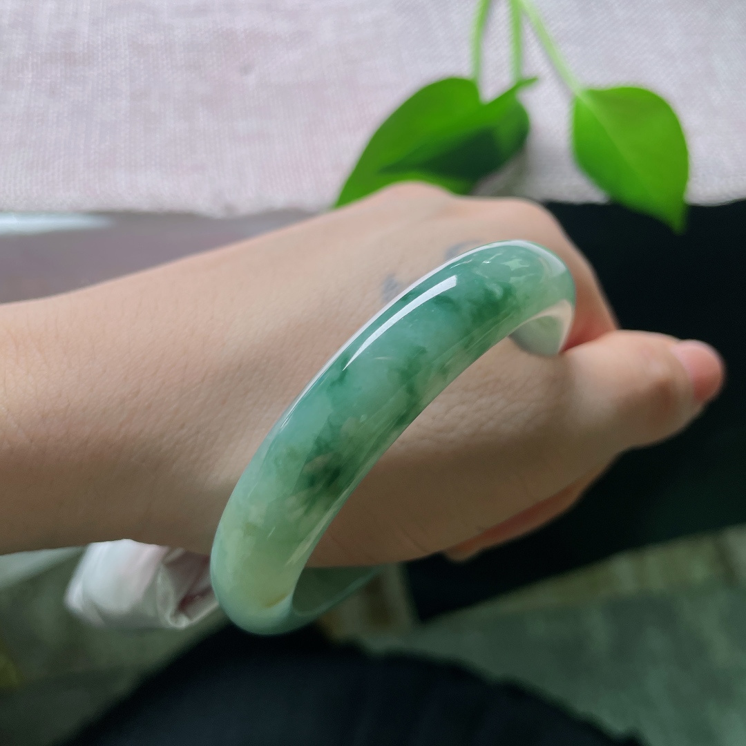 53.9/11.8/7.9，飘花正圈，无裂，浓郁墨绿飘花随性萦绕，宛如静水之中浮动的幽草，清冷含蓄，自带静谧悠远的山水氛围感。ss56042a