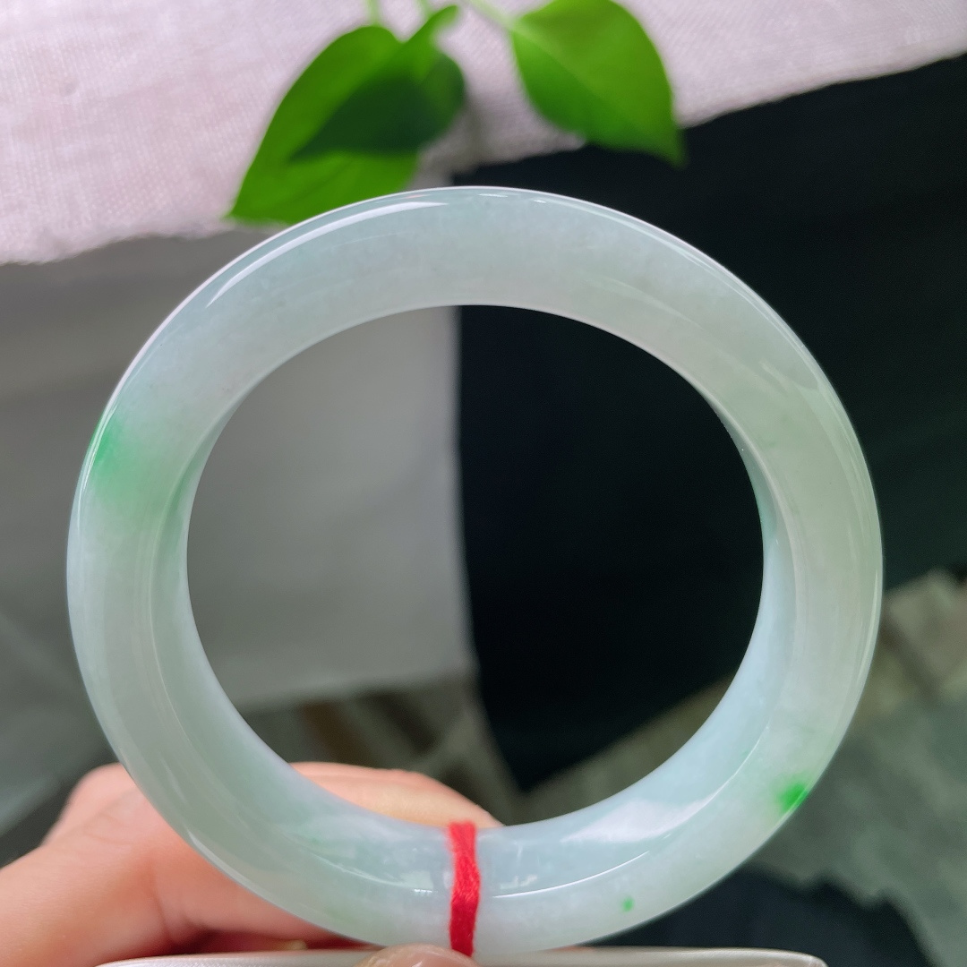 55.3/12.6/9.1，飘绿正圈，一点皮纹，玉质通透莹润，底色柔和淡雅，星星点点正阳绿点缀其间，不浓不艳，点点翠光，灵动又别致。ss56719a