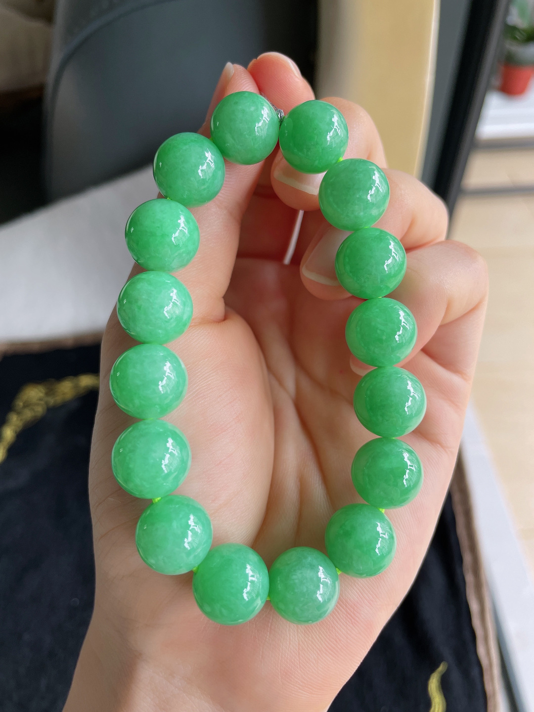 天然翡翠A货，冰满绿阳绿手串，尺寸：12.2mm。【编3100】