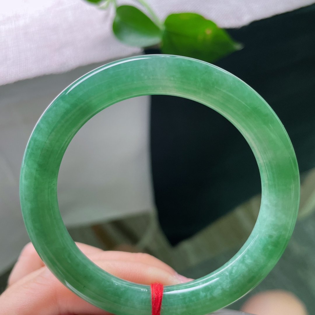 56.3/9.8，豆绿圆条，颜色好，瑰姿艳逸，仪态万方，种老，细润，无裂，56547a