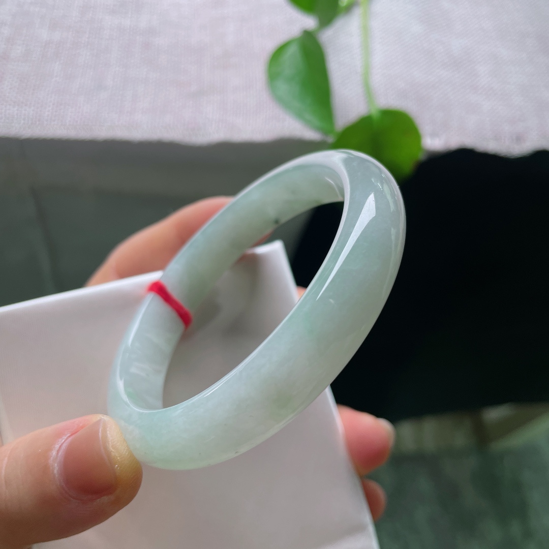 57/10.9/6.7，绿底正圈，一点晶体，浅晴底色翡翠镯，玉质细腻水润，色调温润耐看，日常通勤百搭，不挑肤色。ss56962a