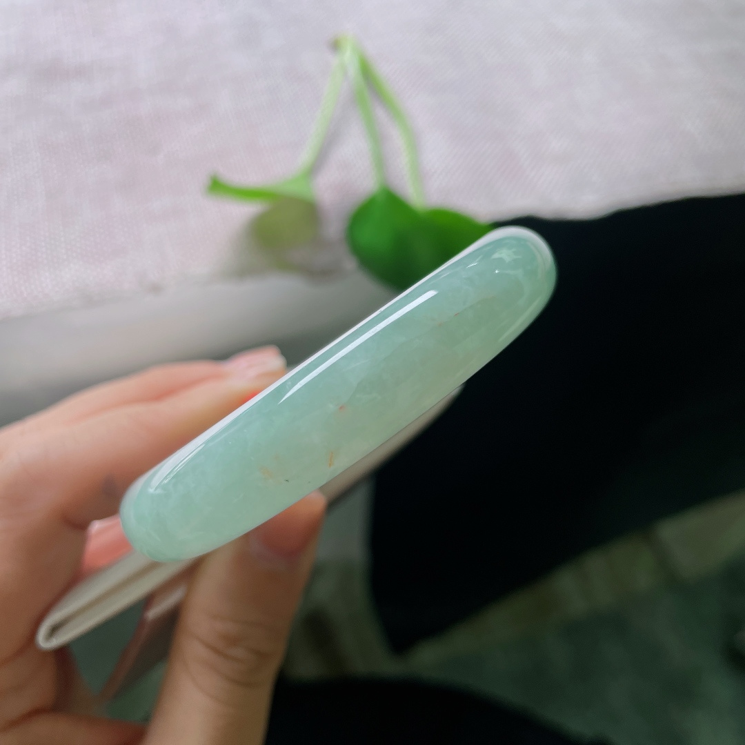 54/12/8.3，绿底正圈，一点皮纹，种水通透莹润，满圈柔和湖青色，上手清爽显白，日常百搭耐看。ss56701a