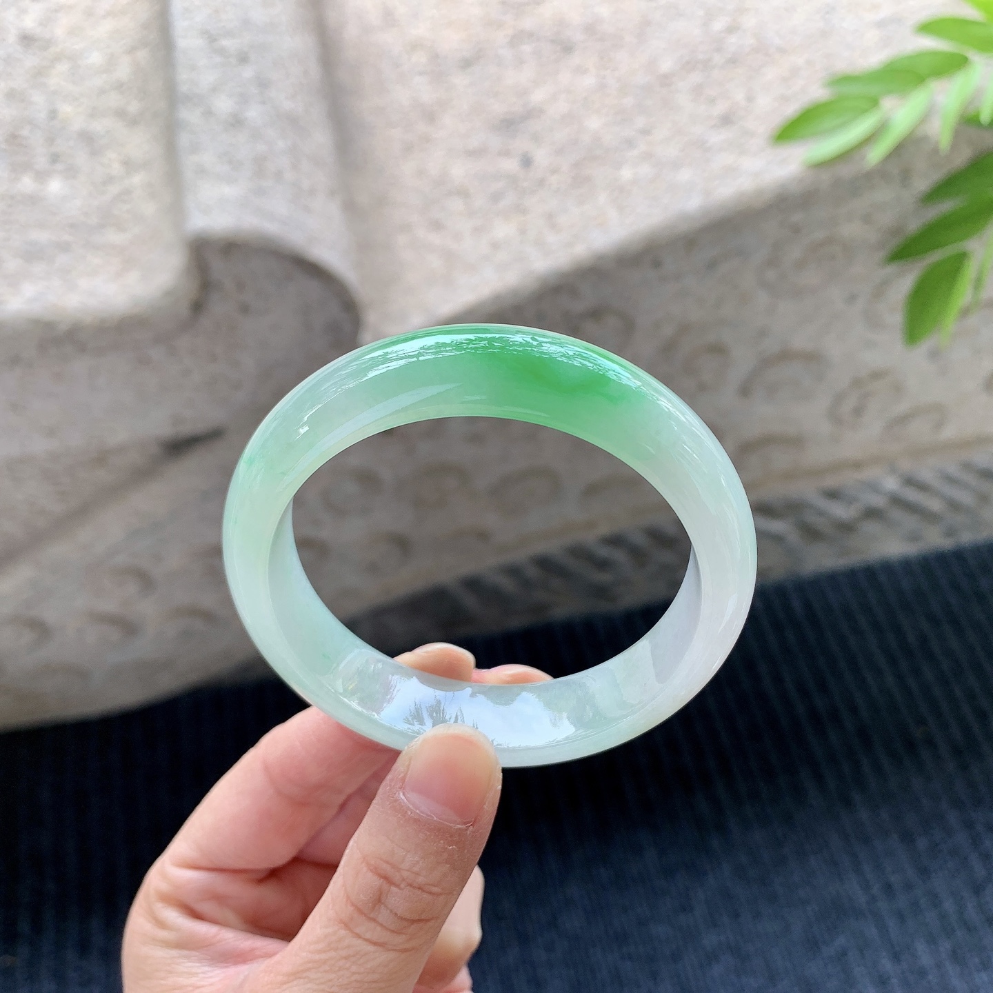 正圈53 54，圈口54.8/13.9/7.7，编码BA073163，描述冰糯飘阳绿，水润，种老，细腻，打灯有絮线
