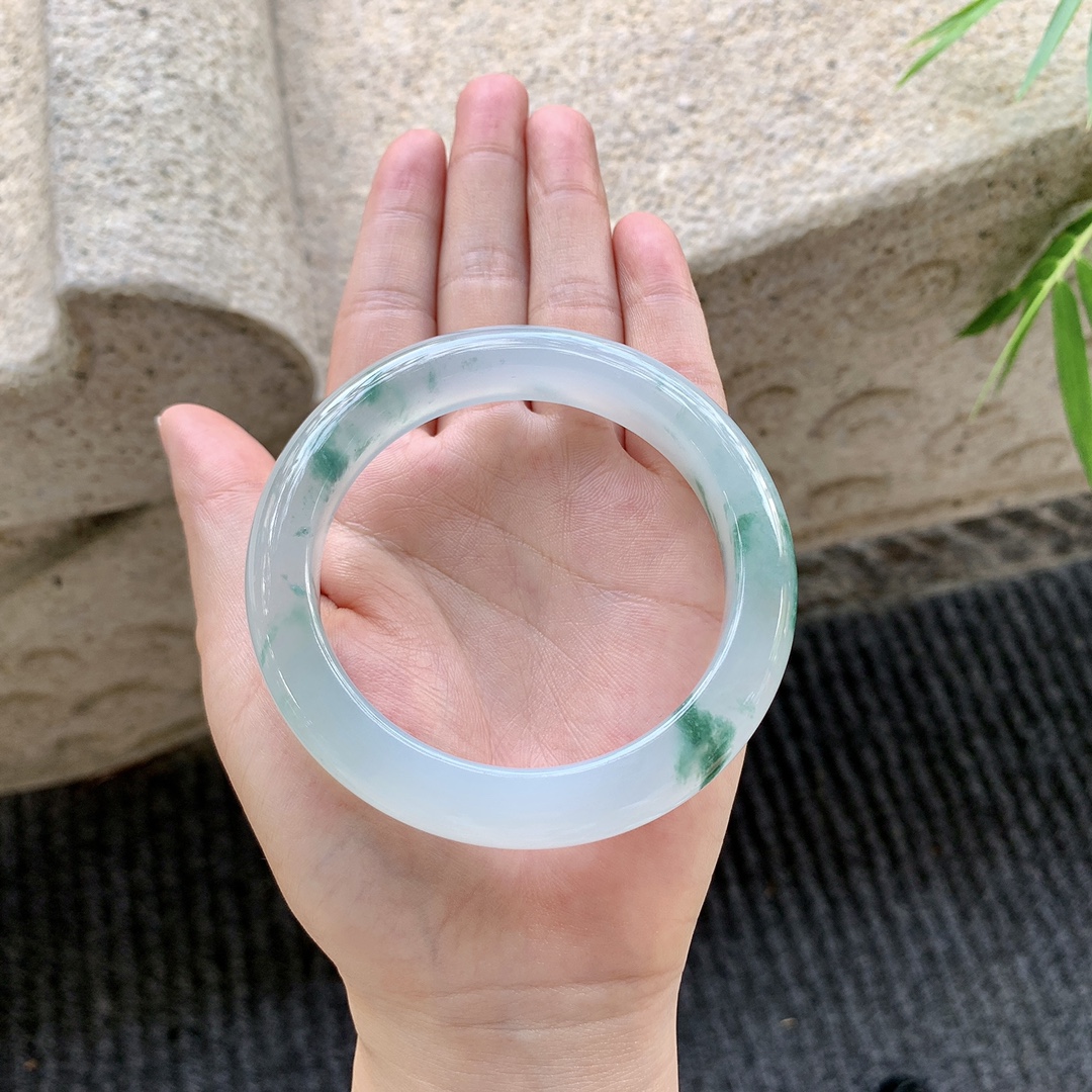 正圈58 59，圈口59.4/12.4/10.1，编码Q5080266，冰种飘花，清透，水润，种老，细腻，打灯有絮线