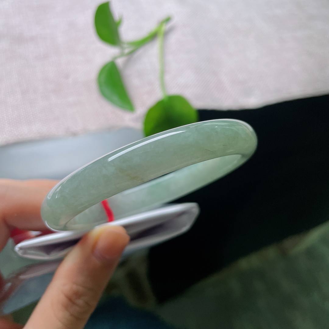 60.9/10.2/6.9，油青正圈，一点皮纹，淡淡的湖调青绿，玉质细腻，光泽温润，不挑穿搭，通勤日常都合适。ss56725a