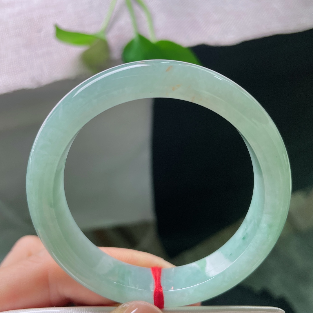 54/12/8.3，绿底正圈，一点皮纹，种水通透莹润，满圈柔和湖青色，上手清爽显白，日常百搭耐看。s