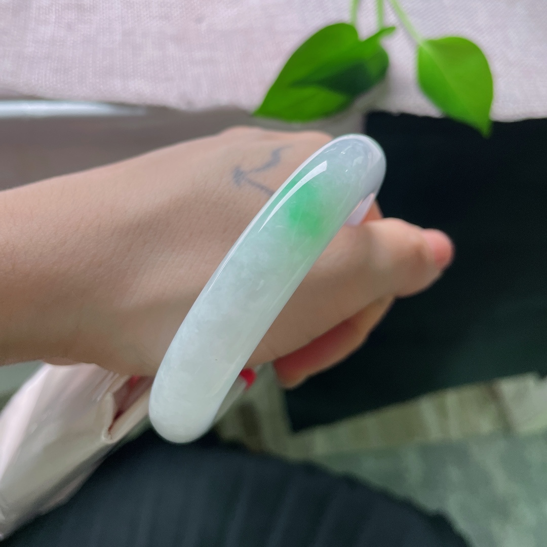 白底青，皮纹，莹白底子干净柔和，一抹鲜亮的正阳绿俏落在镯身，绿色鲜活亮眼，白绿撞色干净清爽，气质清甜温婉，上手显白灵动。ss56077a