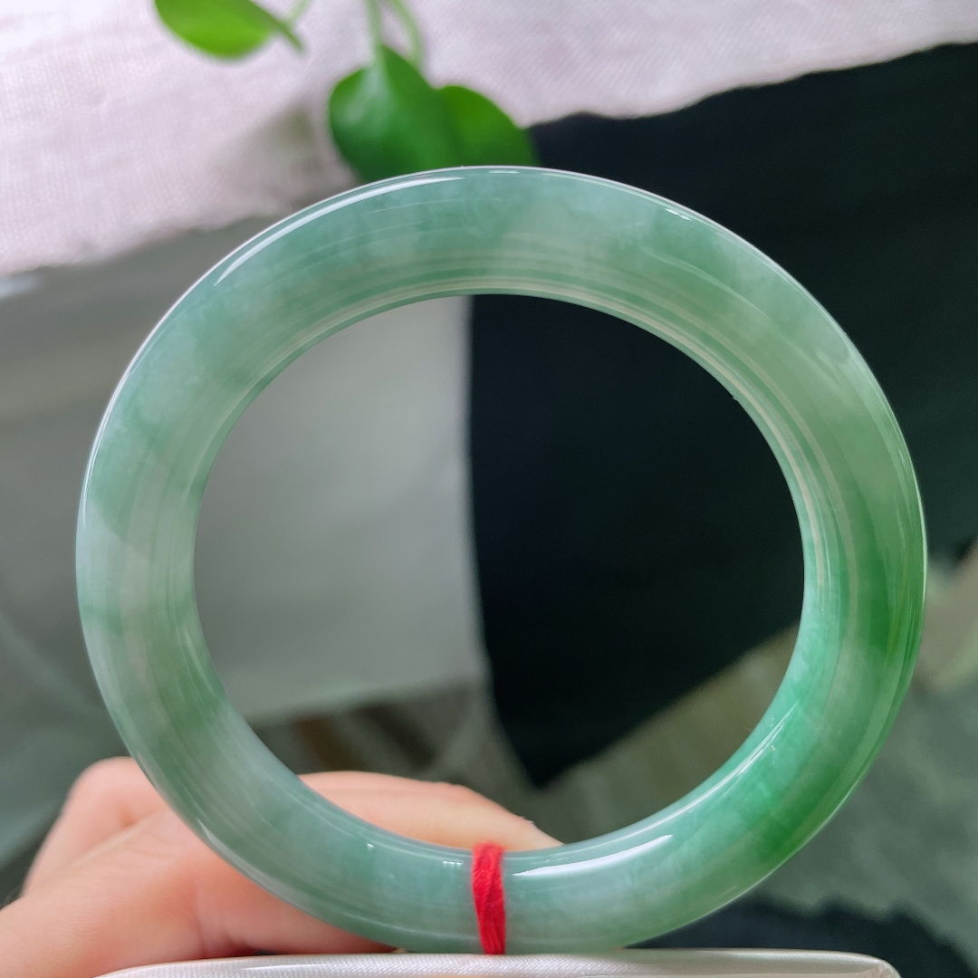 55.7/10.1，飘绿圆条，一点内纹，玉质莹润通透，色泽由浅至深缓缓晕染，自带沉静温润的氛围感，含蓄又大气。ss56925a