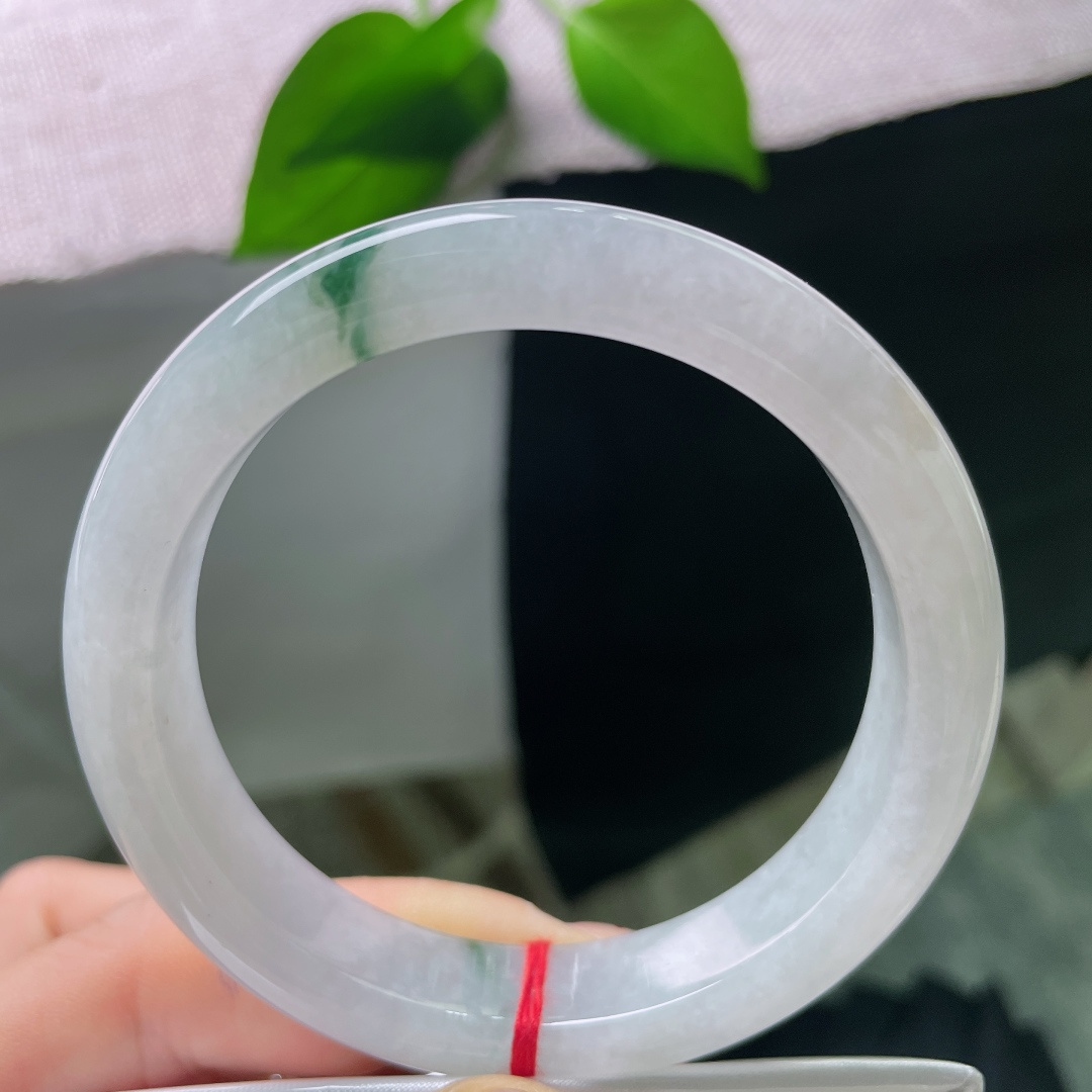 55/11.9/8.7，飘花正圈，无裂，白底衬得飘花鲜活醒目，清灵脱俗，一刚一柔融于圆环之间，清冷又