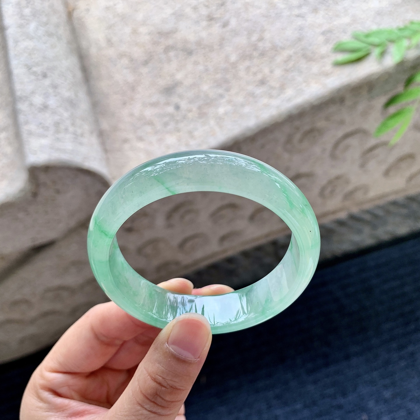正圈51 52，圈口52.8/13.9/7，编码HT073021，描述冰糯飘绿，水润，种老，细腻，打灯有絮线