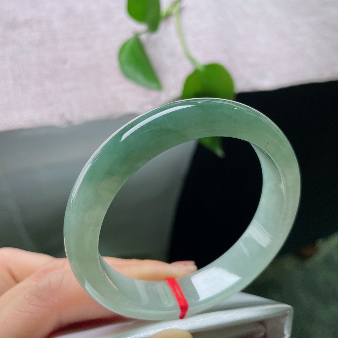 54/12.6/7.5，冰油正圈，一点皮纹，素镯藏清韵，浅绿不艳不浓，低调耐看，温柔永不过时。ss ss56984a