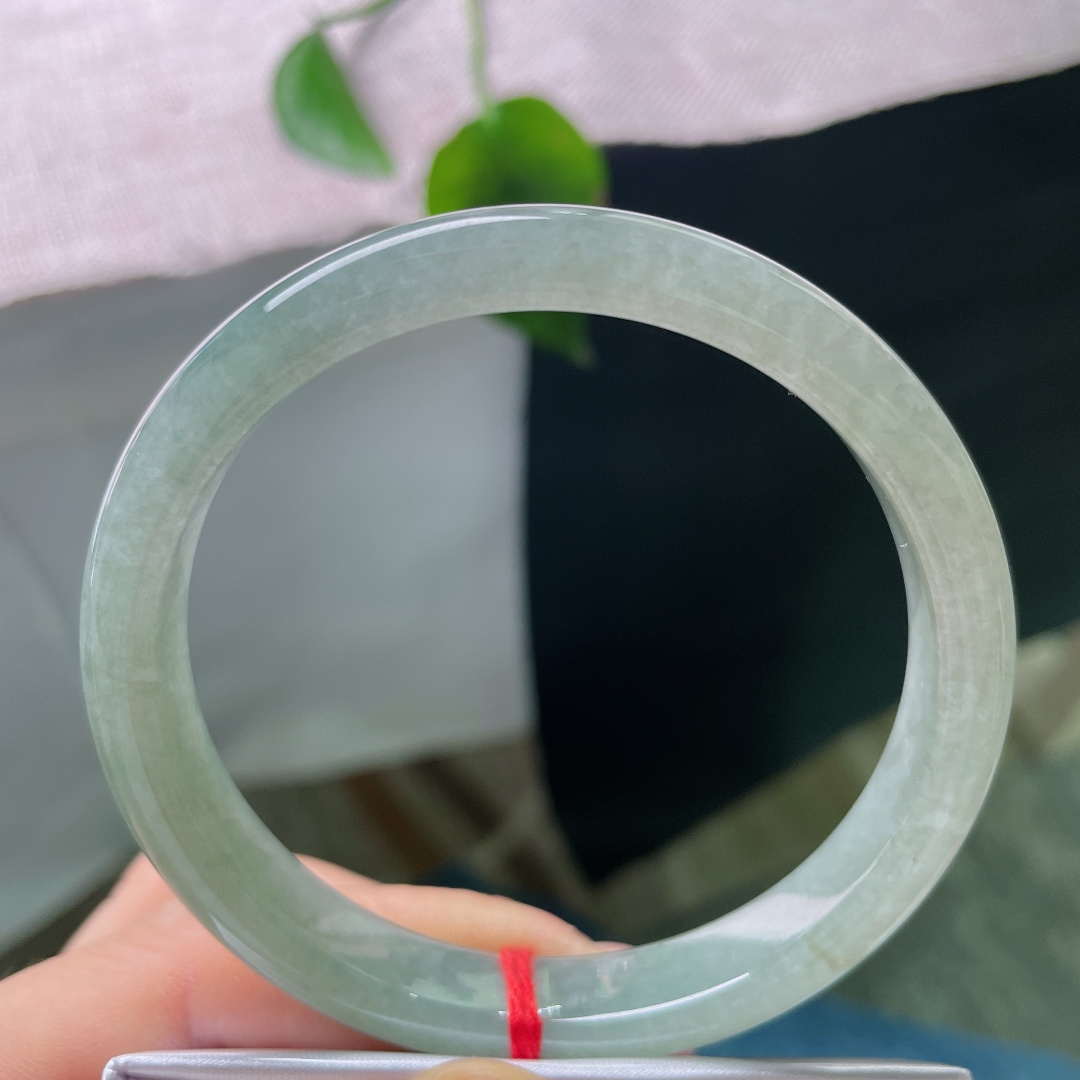60.9/10.2/6.9，油青正圈，一点皮纹，淡淡的湖调青绿，玉质细腻，光泽温润，不挑穿搭，通勤日常都合适。ss56725a