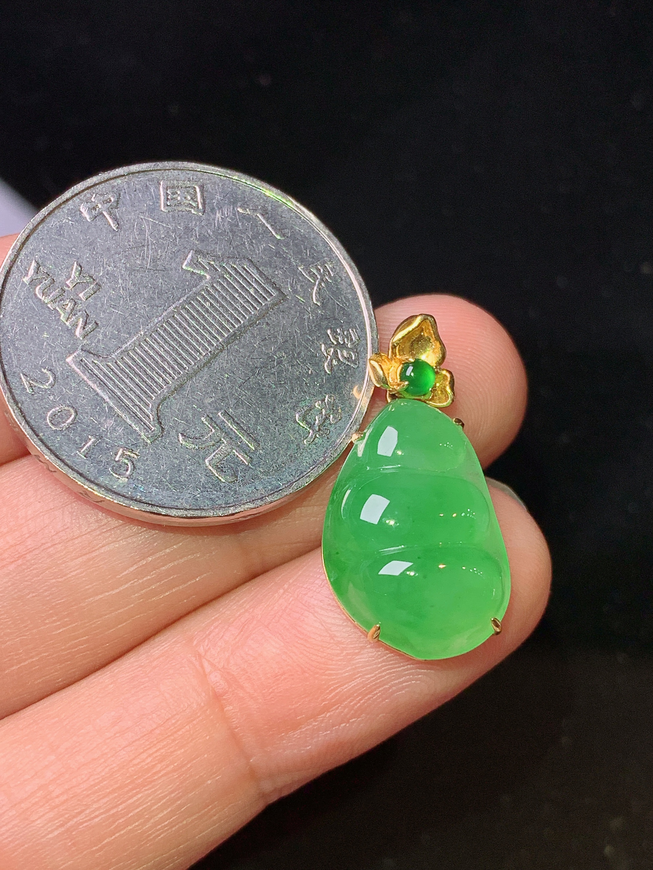 18k金镶嵌晴绿四季豆吊坠 玉质细腻 色泽艳丽清新 水润亮眼 整体尺寸22.3*11.2*5.6 h3