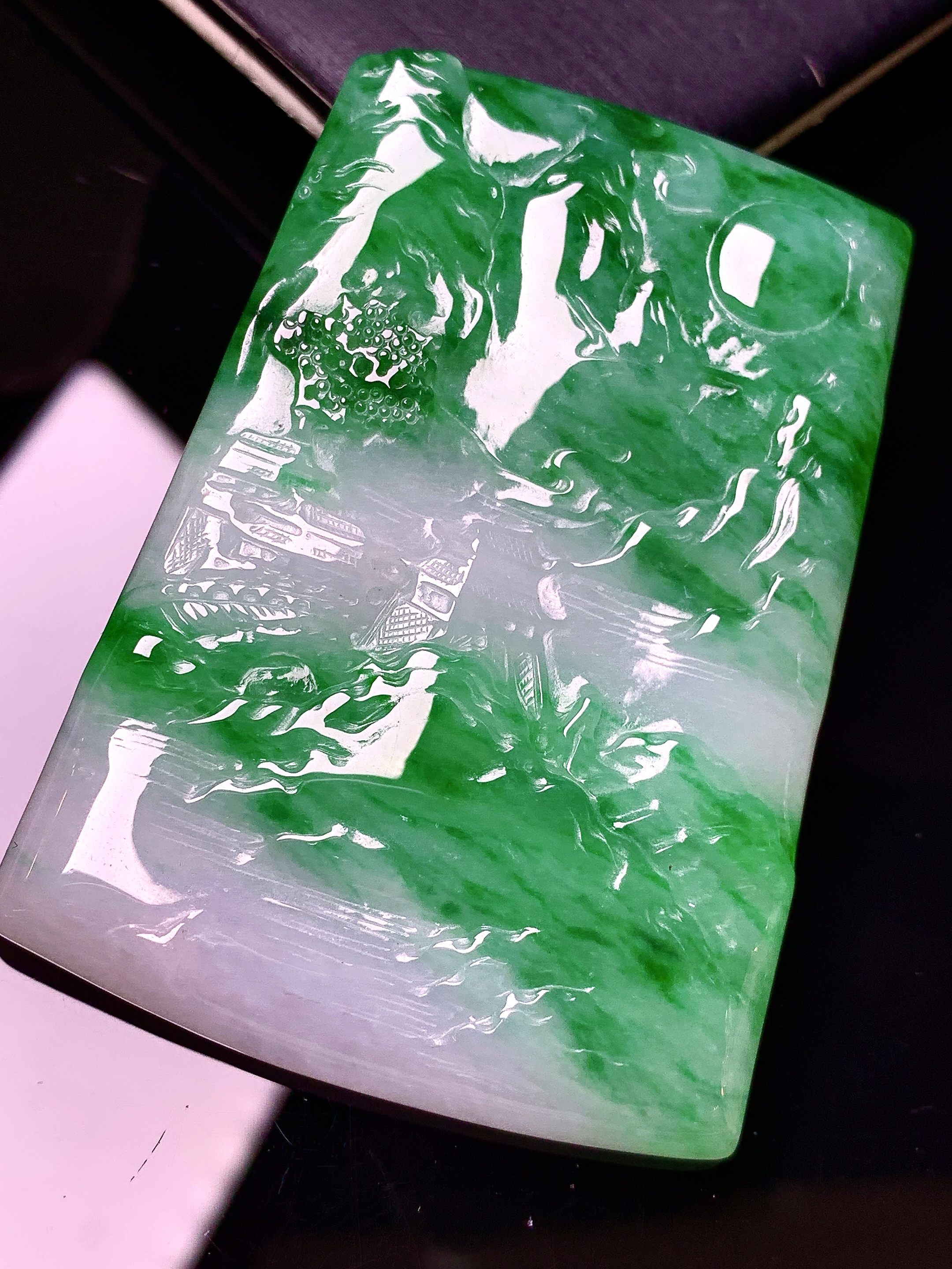 飘阳绿山水牌子吊坠 玉质细腻 色泽艳丽清新 水润亮眼 整体尺寸56.5*40.6*6 h3