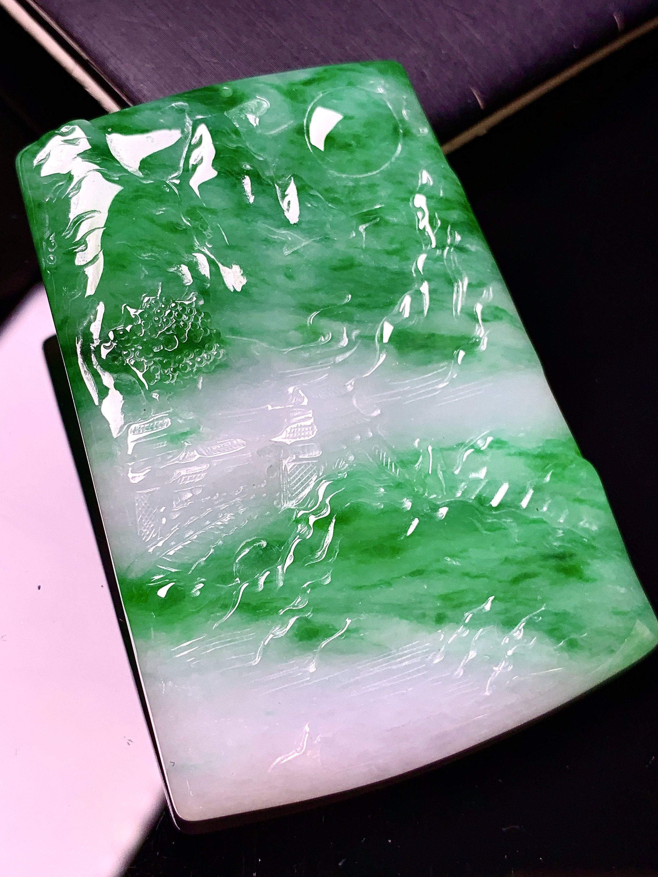 飘阳绿山水牌子吊坠 玉质细腻 色泽艳丽清新 水润亮眼 整体尺寸56.5*40.6*6 h3