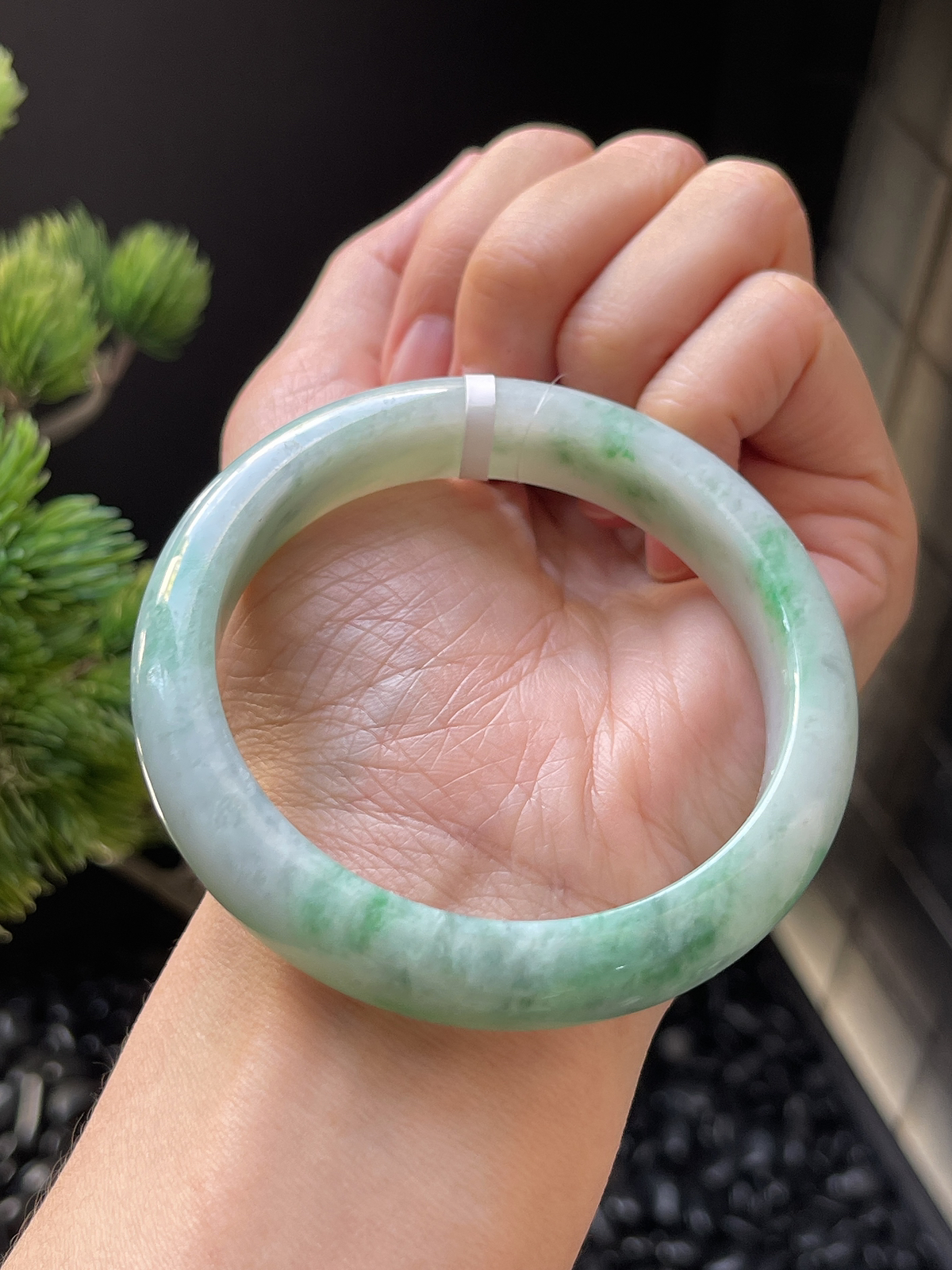 正圈55.5白底飘绿手镯