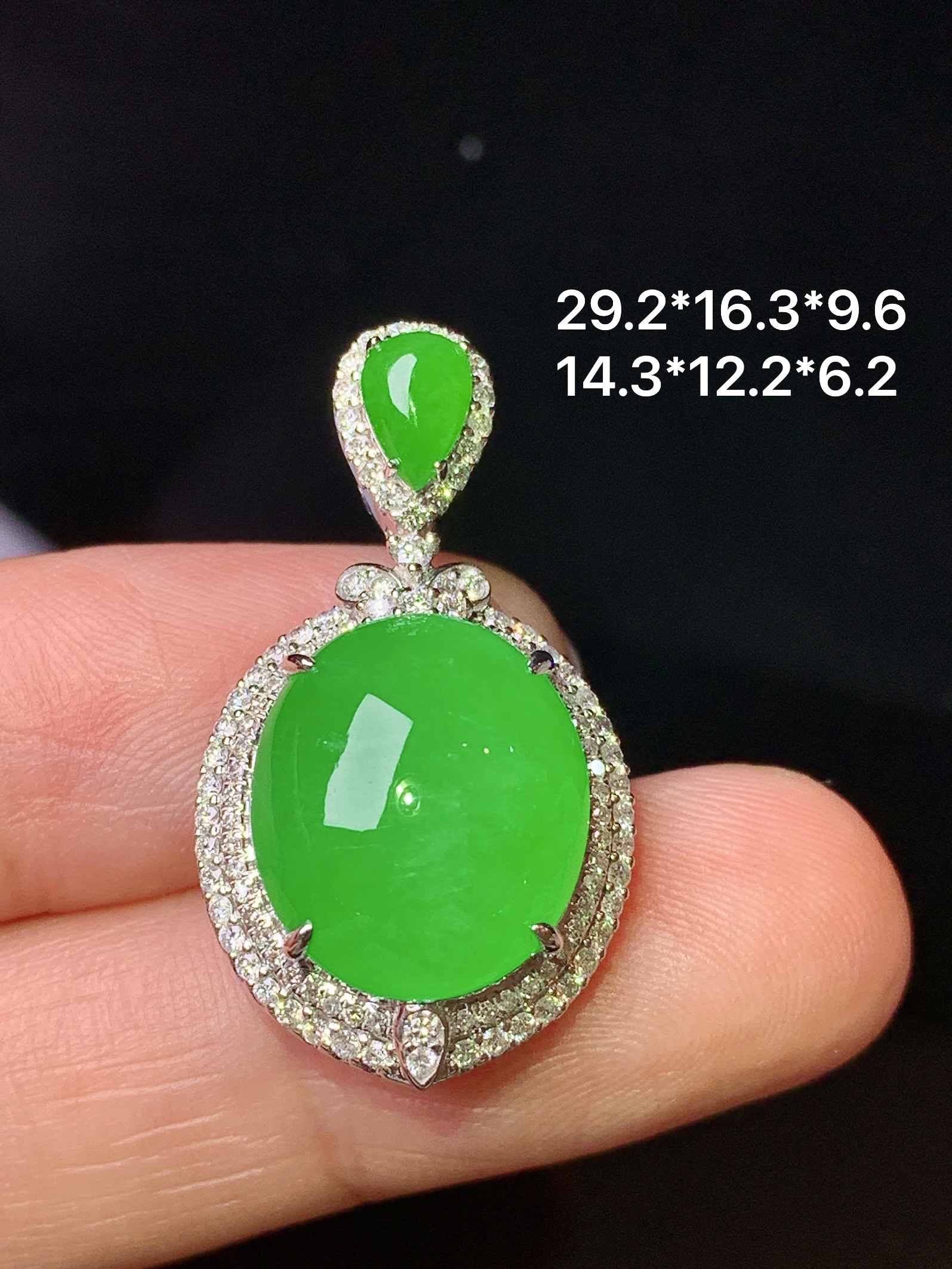 18k金钻镶嵌冰阳绿蛋面吊坠 玉质细腻 色泽艳丽清新 水润亮眼 整体尺寸29.2*16.3*9.6 j6