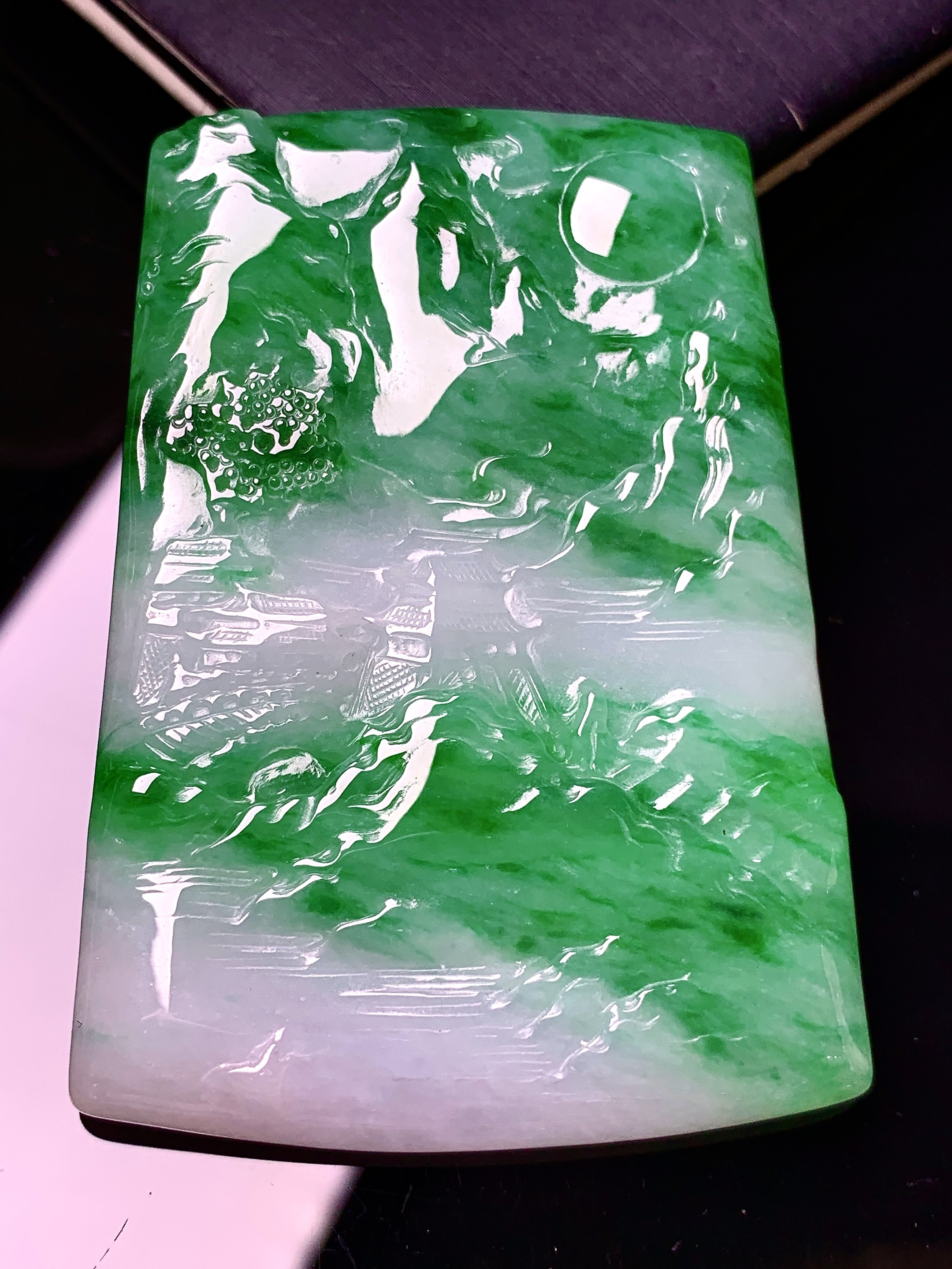 飘阳绿山水牌子吊坠 玉质细腻 色泽艳丽清新 水润亮眼 整体尺寸56.5*40.6*6 h3