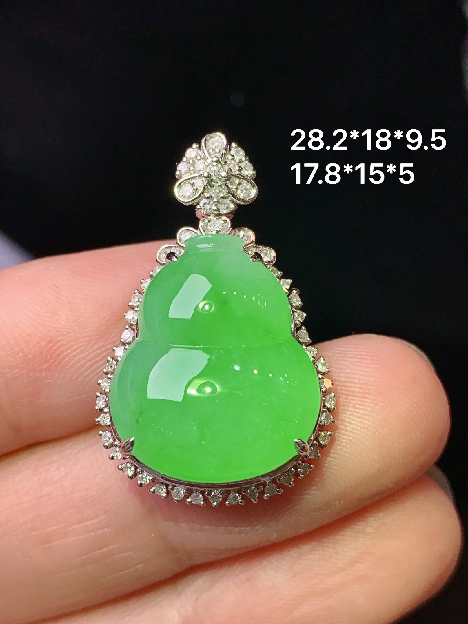 18k金钻镶嵌冰阳绿葫芦吊坠 玉质细腻 色泽艳丽清新 水润亮眼 整体尺寸28.2*18*9.5 j6