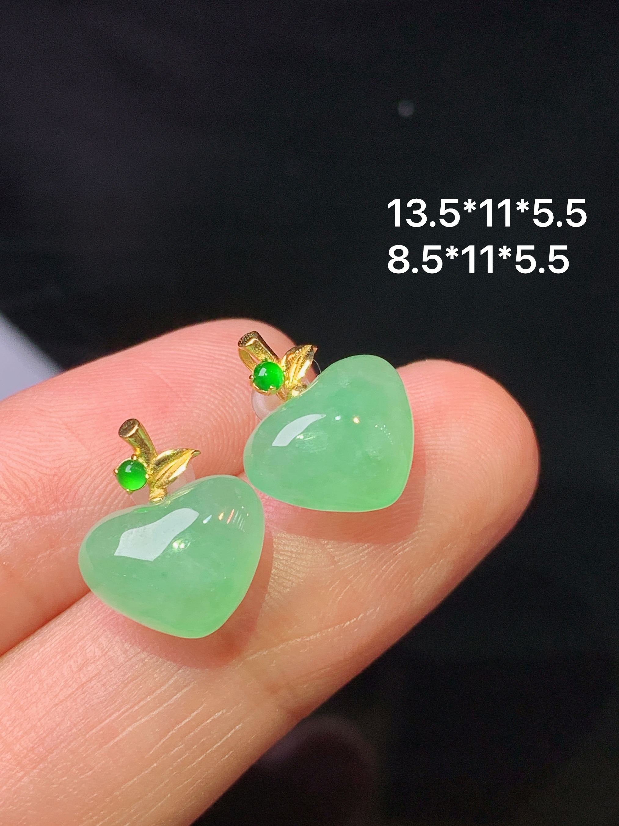 18k金镶嵌浅绿心形耳钉 玉质细腻 色泽艳丽清新 水润亮眼 整体尺寸13.5*11*5.5 z1