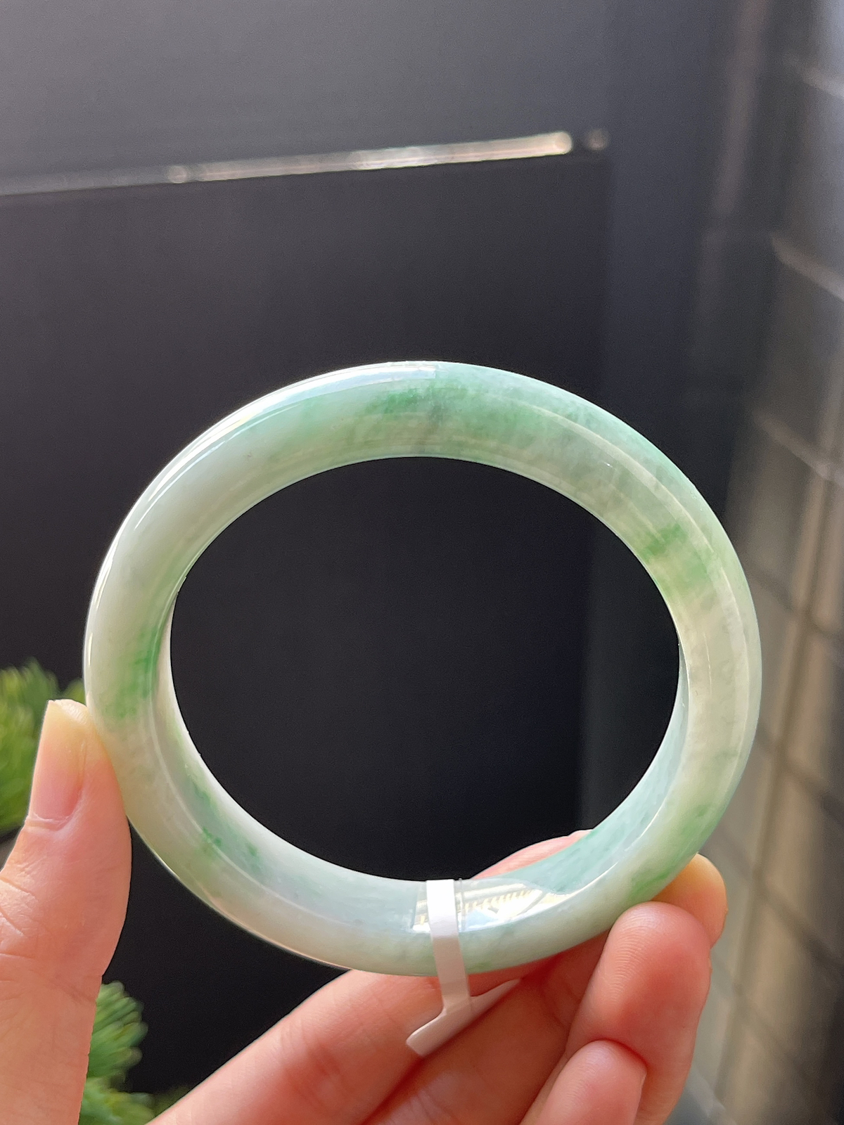 正圈55.5白底飘绿手镯