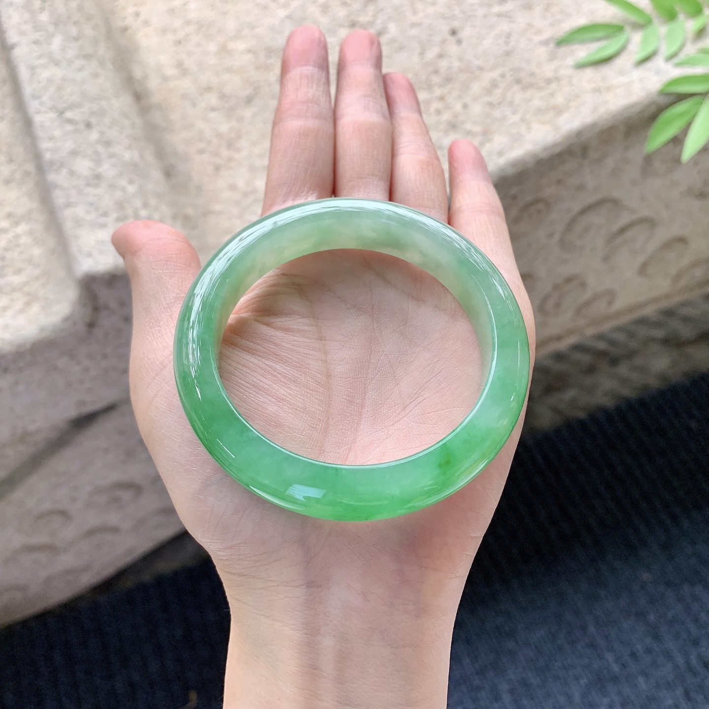 正圈55 56，圈口56.6/12.6/8.8，编码WW080276，冰糯辣阳绿，水润，种老，细腻，
